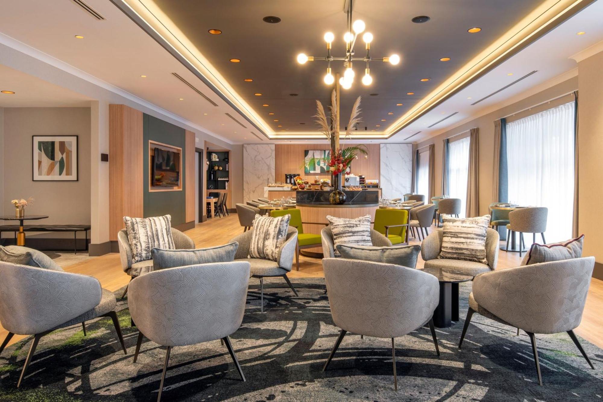 Signature Suite Club Lounge Access