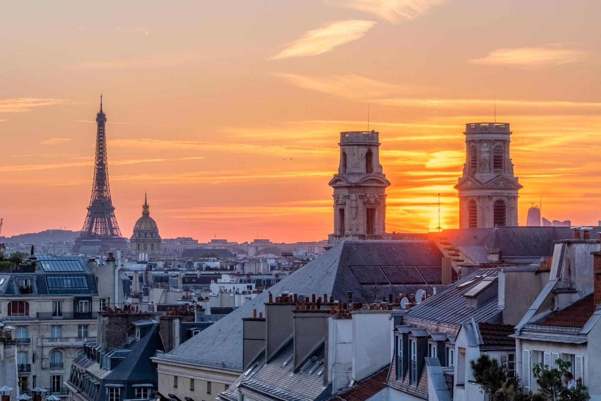 Eiffel Tower View Room