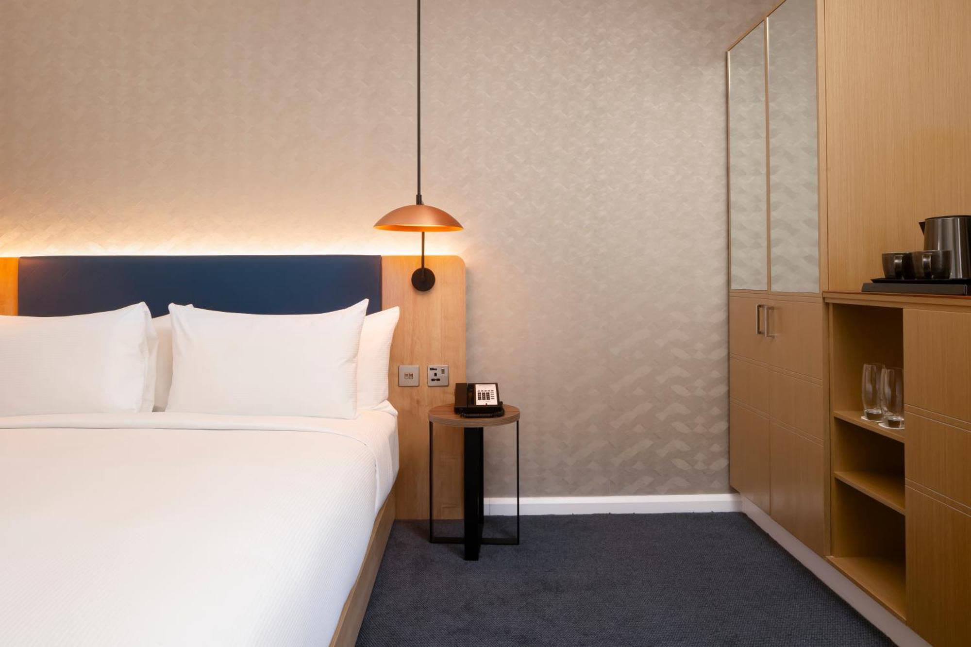 Queen Room Accessible