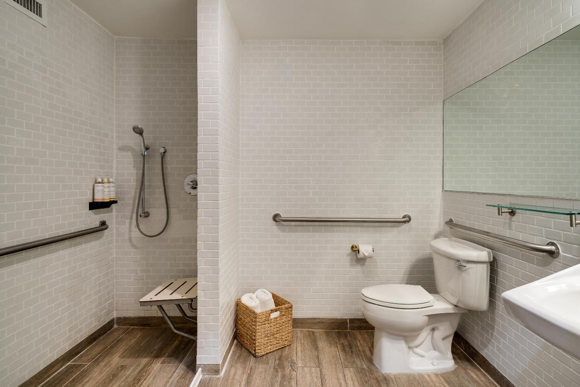 Habitación con cama grande adaptada para personas de movilidad reducida