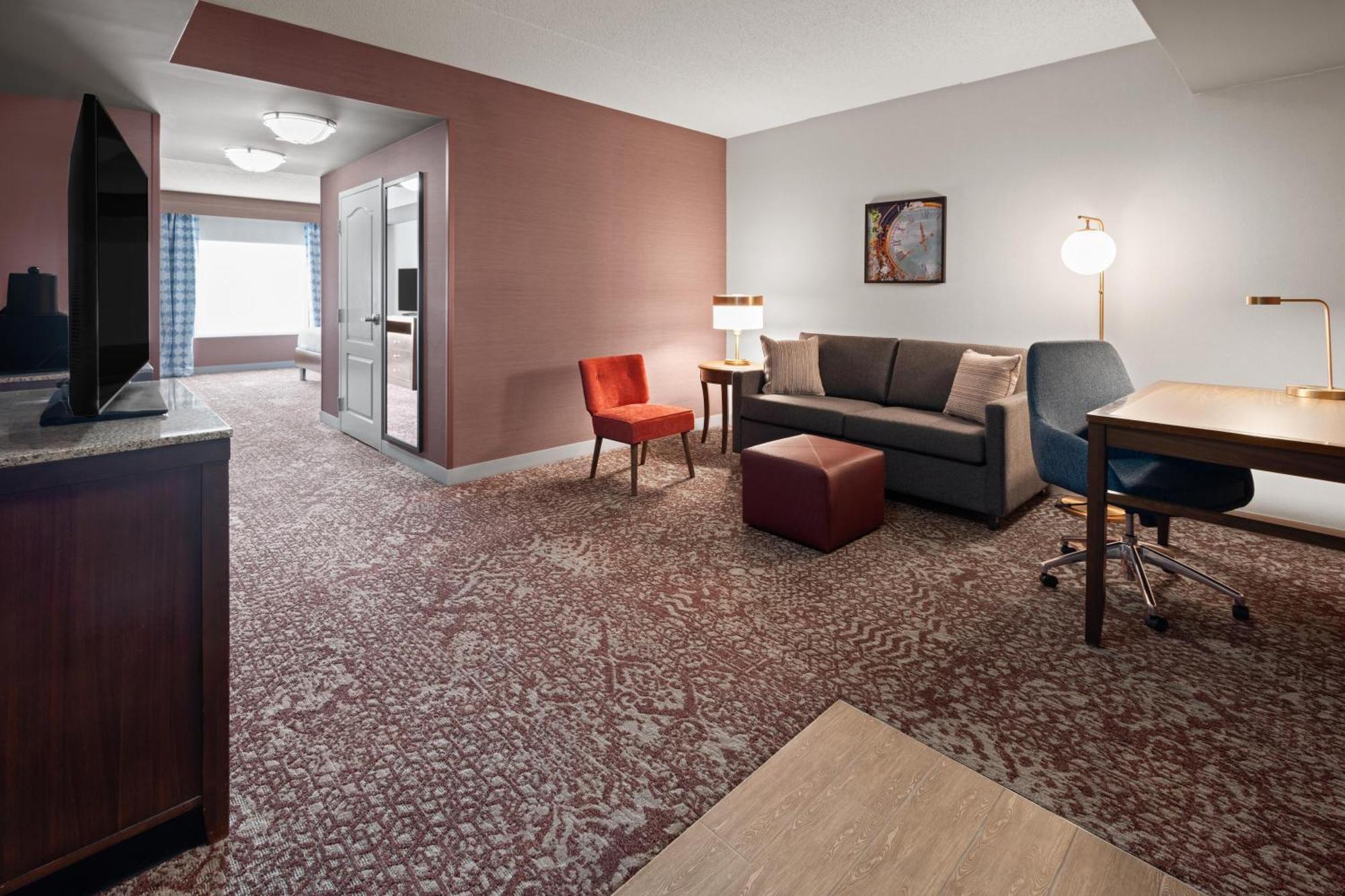 Junior King Suite with Bath Tub - Mobility Access