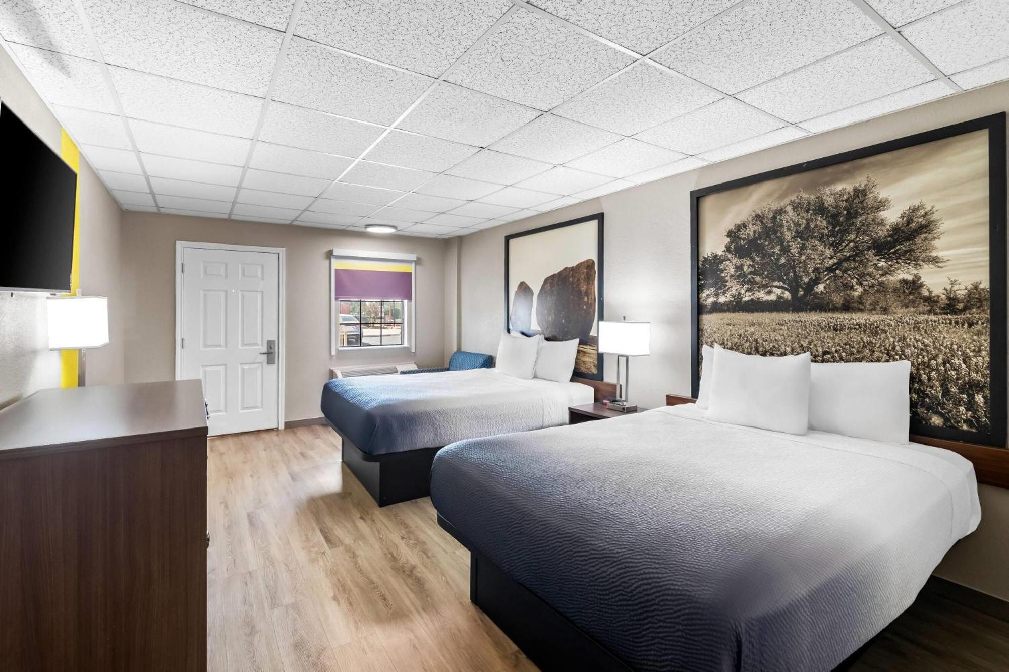 Queen Room with Two Queen Beds and Roll-in Shower - Mobility Accessible/Non-Smoking