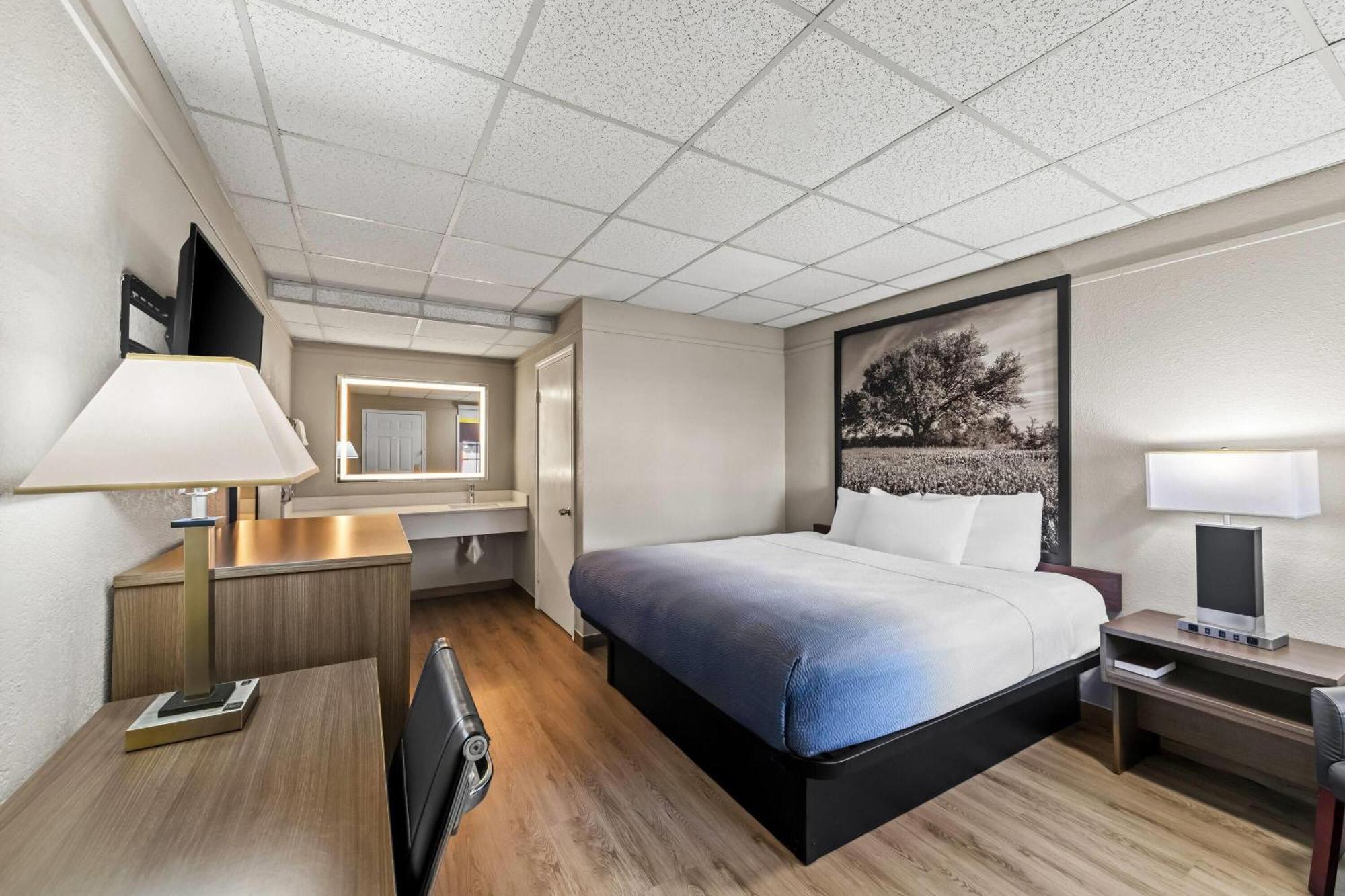 King Room with Roll-in Shower - Mobility Access/Non-Smoking
