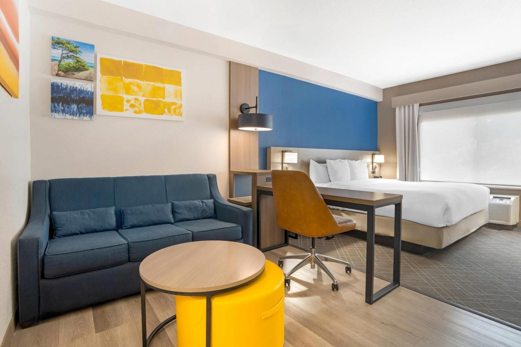 King Suite - Non-Smoking
