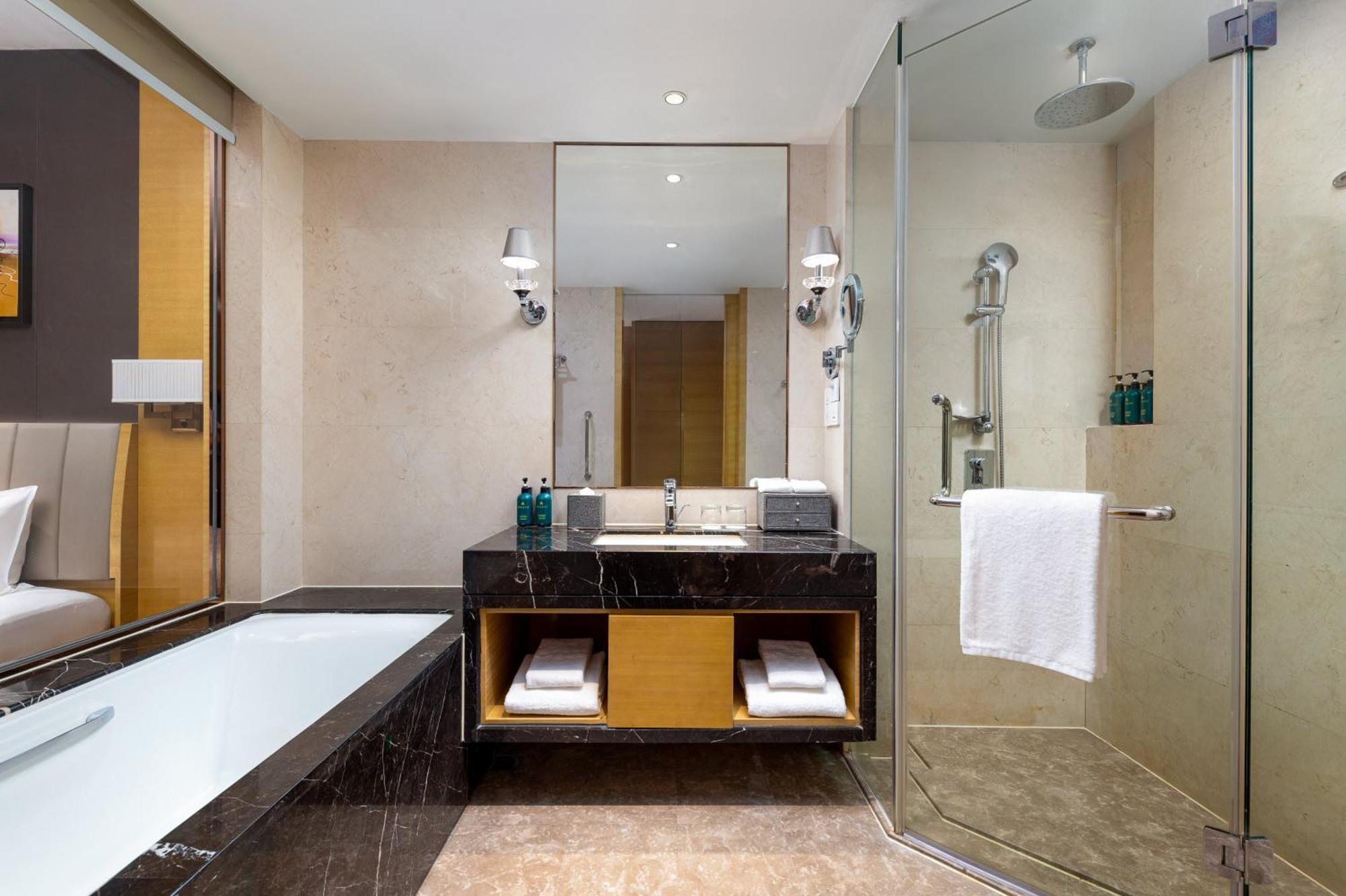 Standard King Room Club Floor