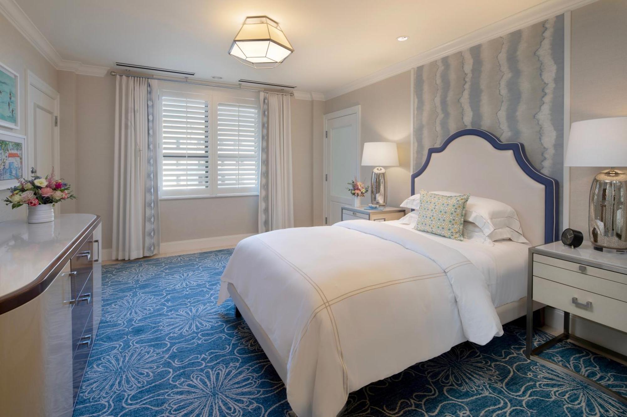 Barrierefreies Zimmer mit Queensize-Bett und Blick auf das Resort
