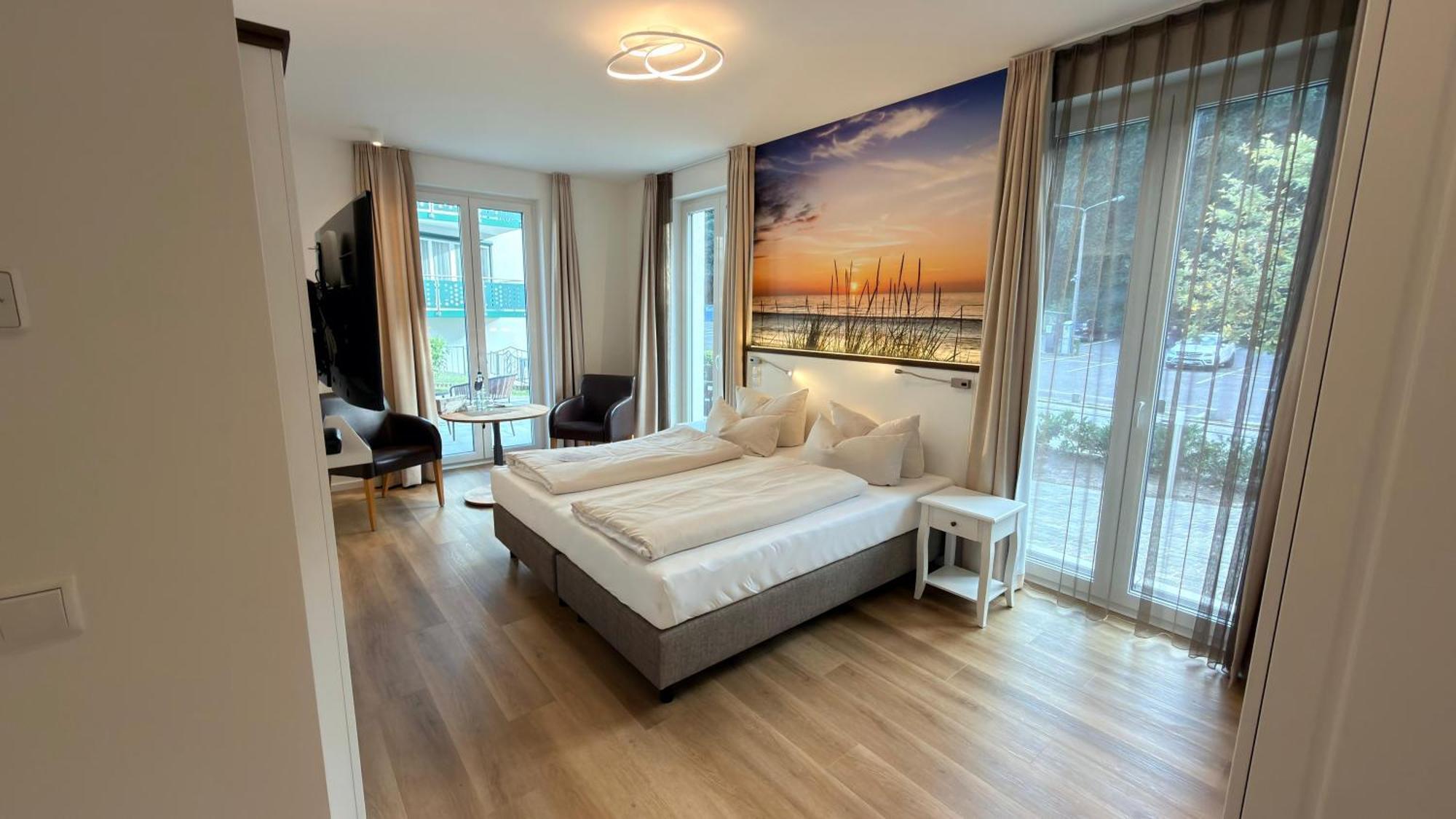 Deluxe Doppelzimmer mit Terrasse und Küchenzeile.