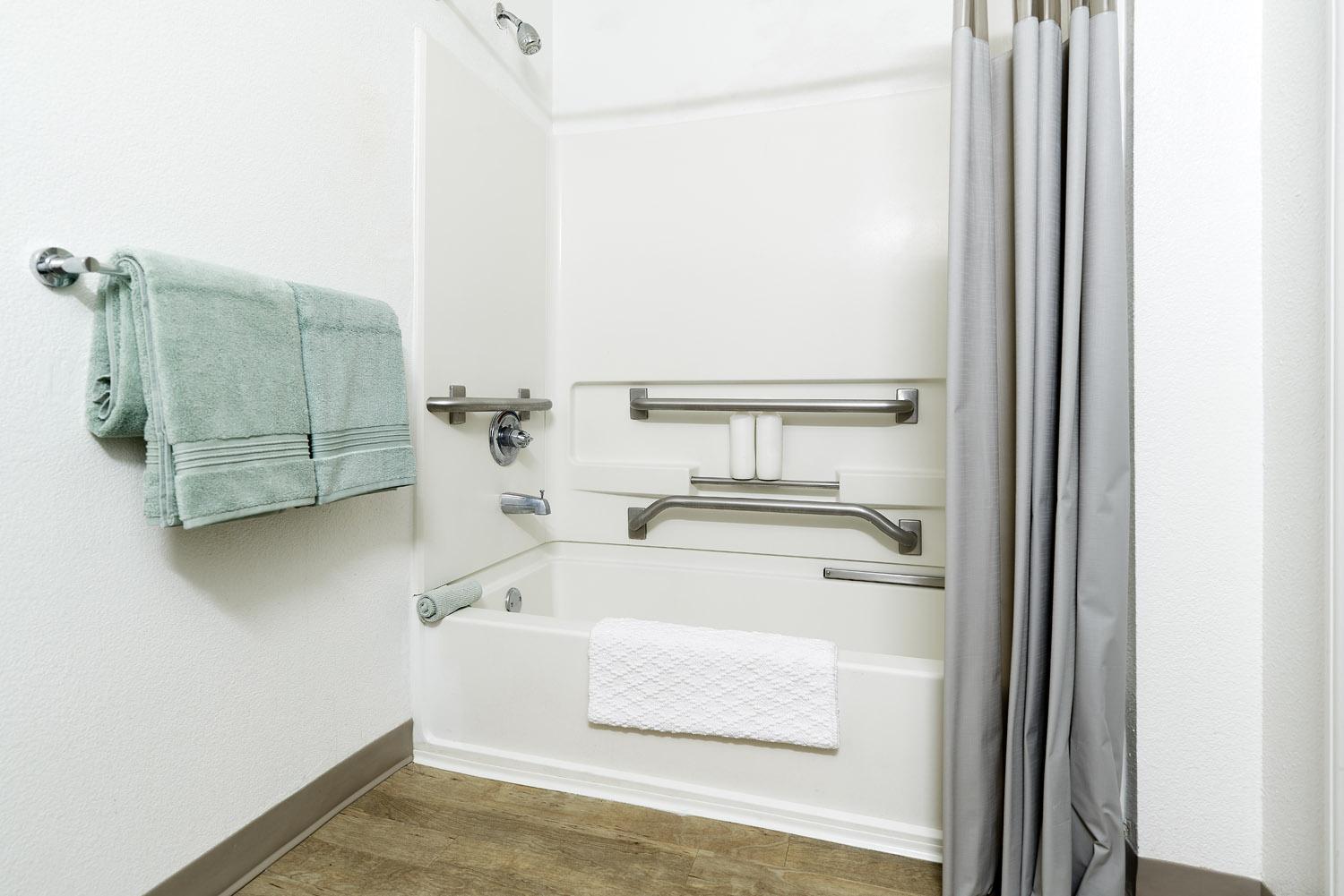 Premium - 1 Full Bed Accessible Studio w/ Kitchen