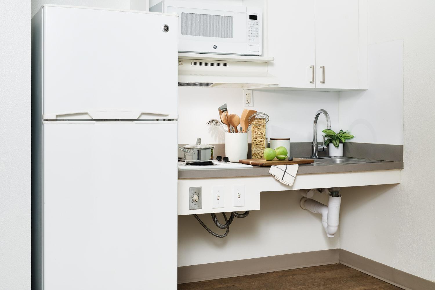 1 Queen 1 bedroom apartment with washer/dryer and full kitchen