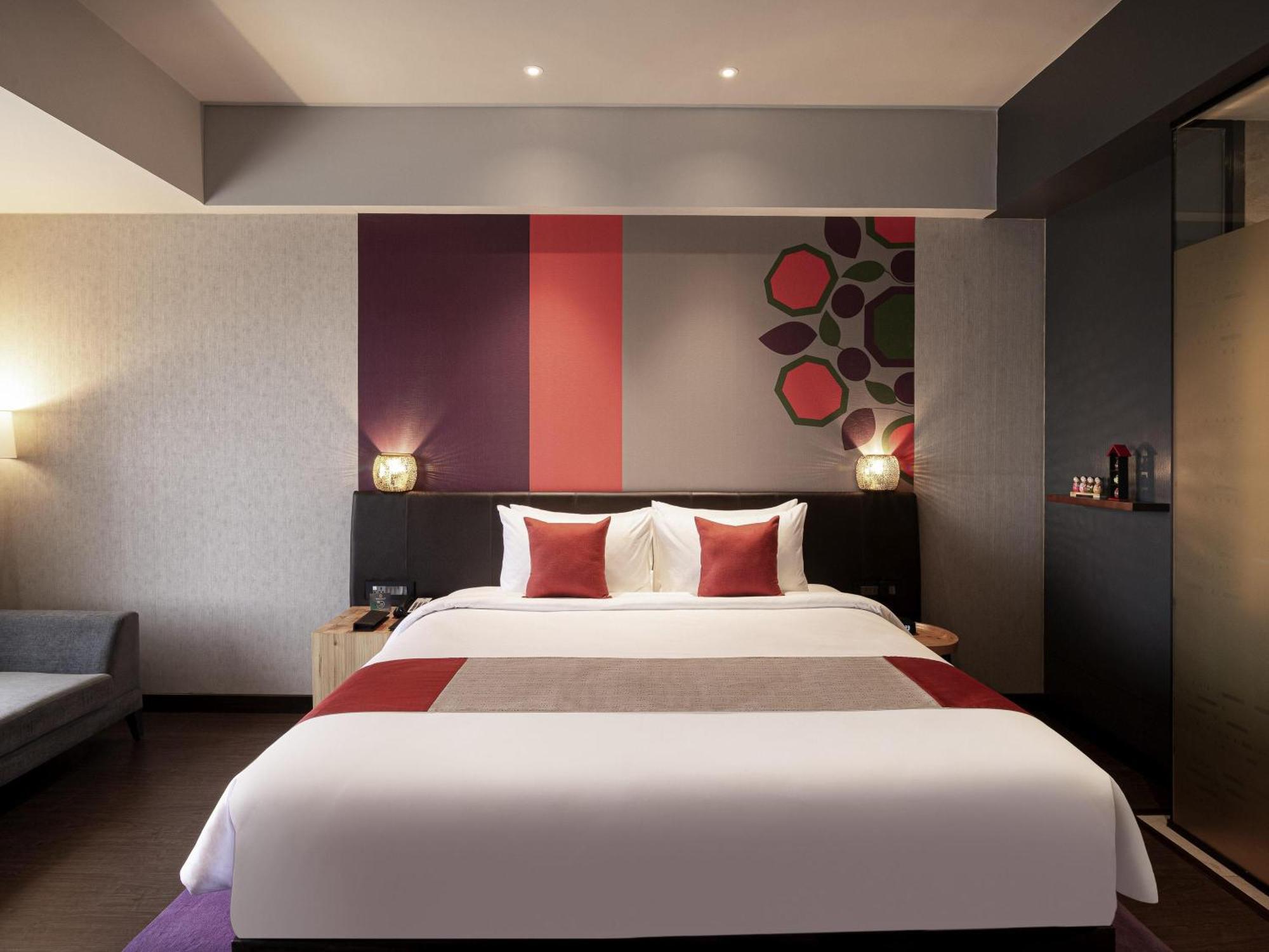 Deluxe King Room with  25% Discount on F&B, Spa and Laundry