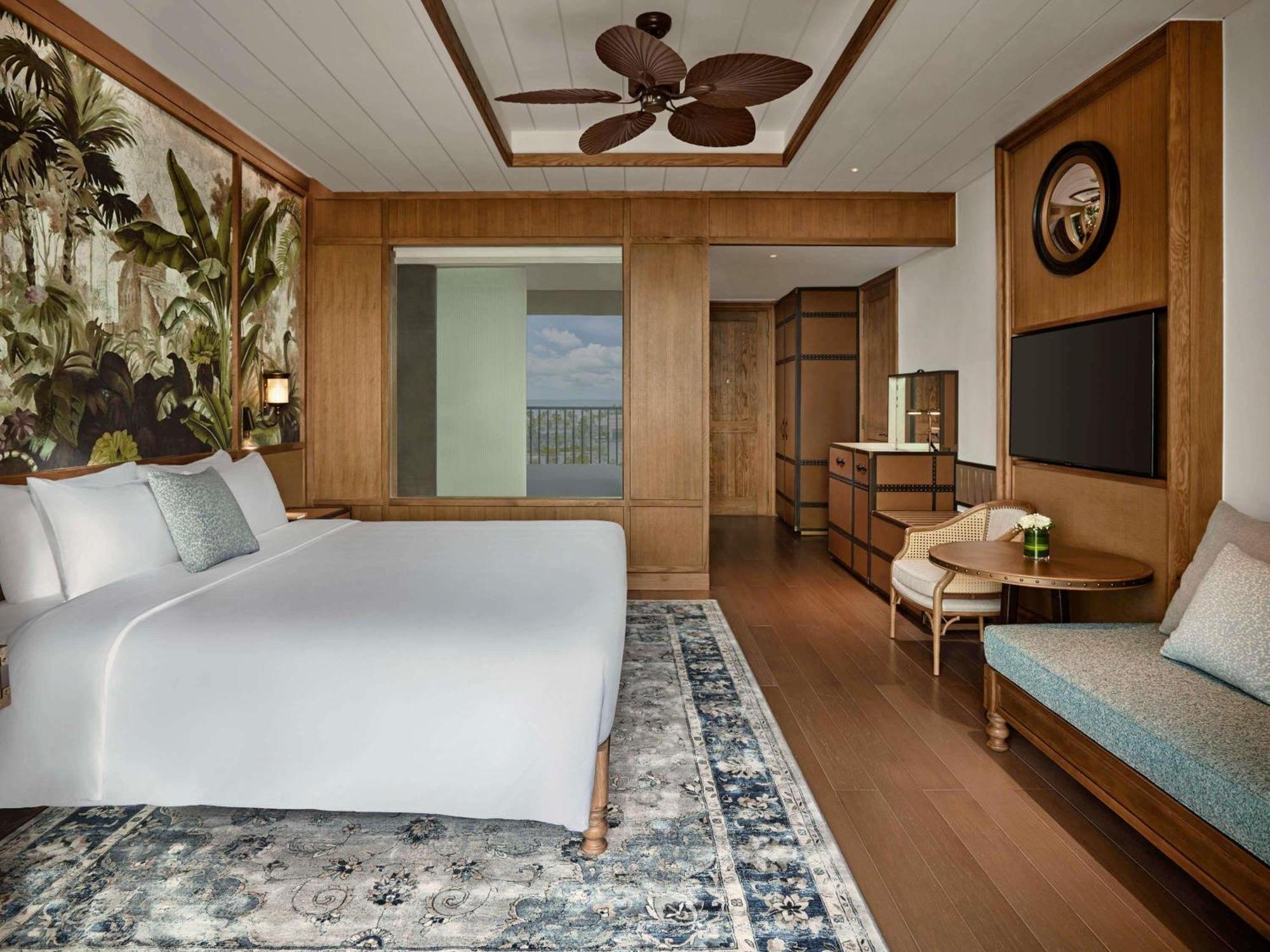 Superior King Room with Balcony and Sea View