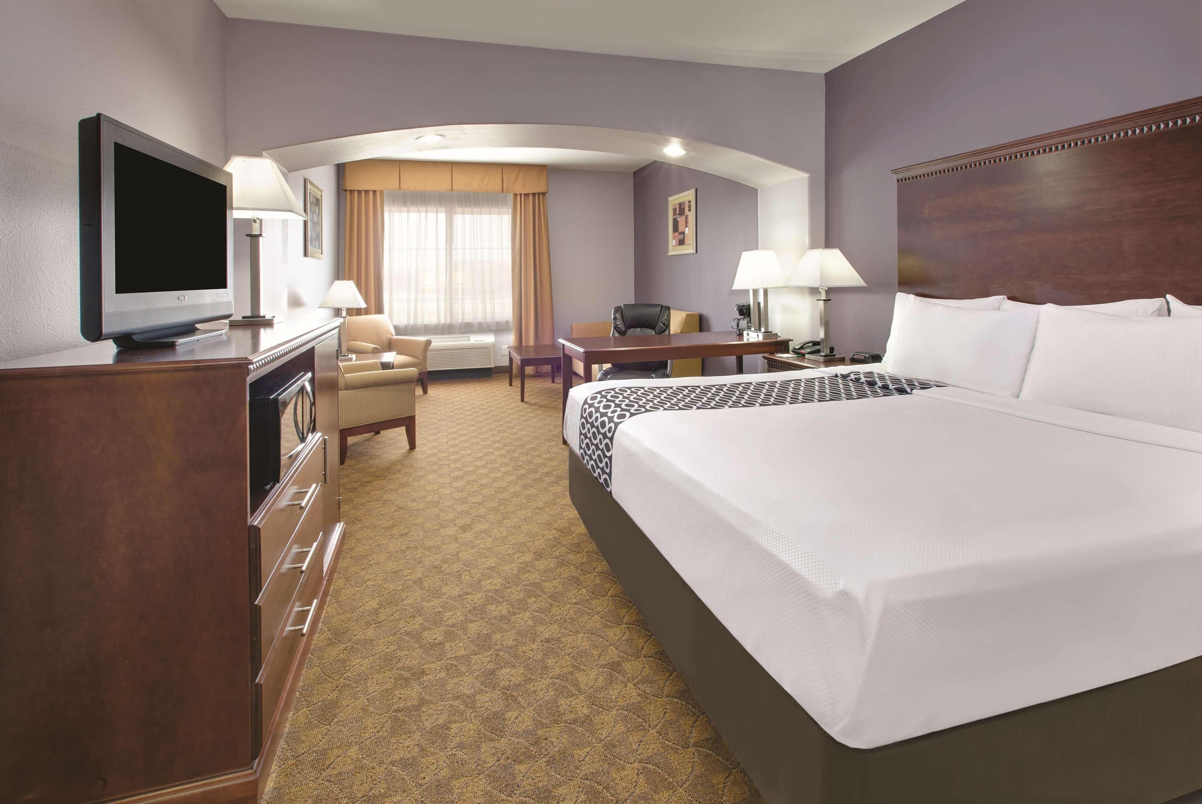 King Room with Roll-In Shower - Mobility/Hearing Accessible - Non-Smoking
