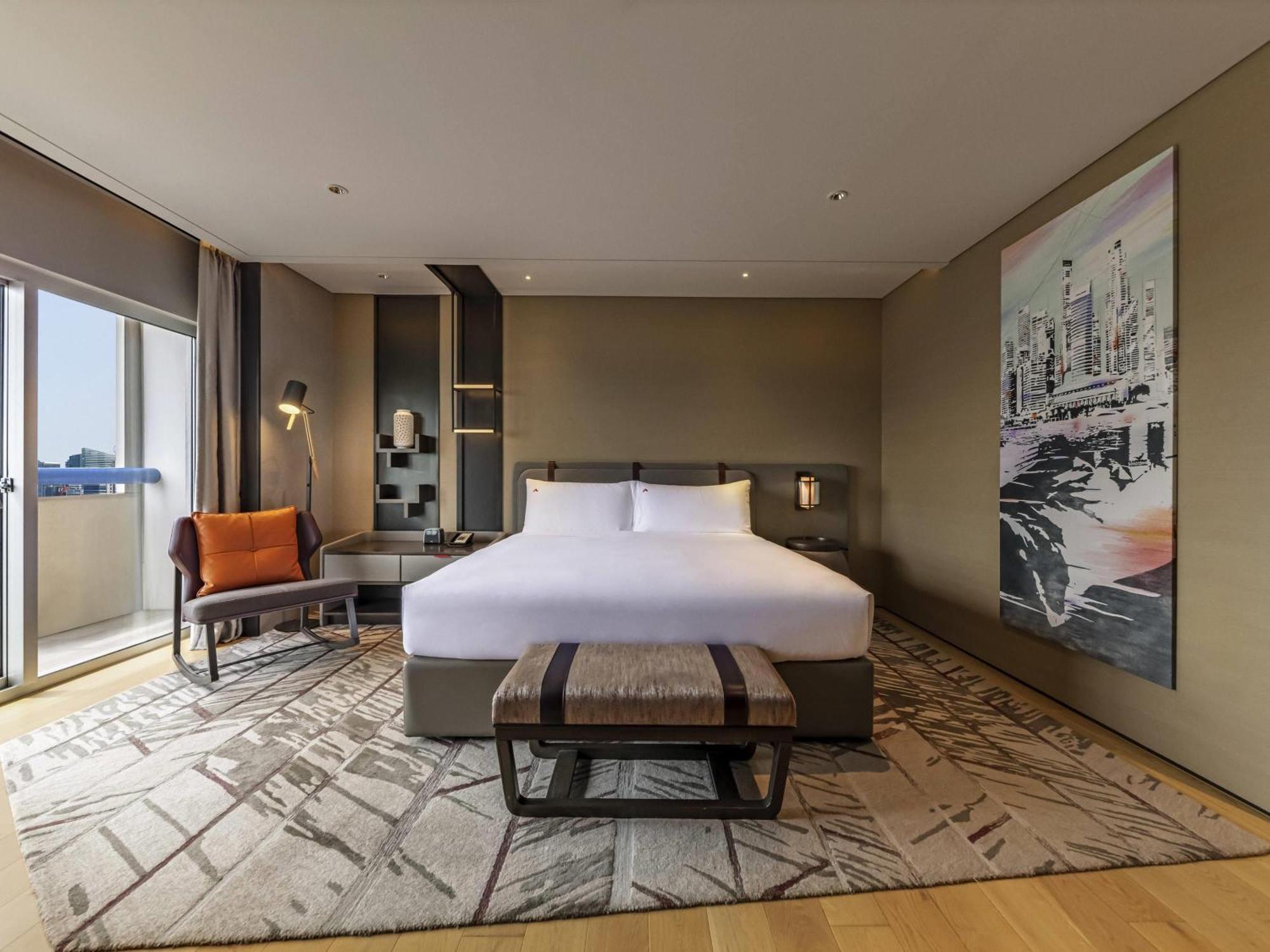 Alojamiento Executive con cama extragrande, acceso al salón L65, balcón y vistas a la ciudad - Planta superior