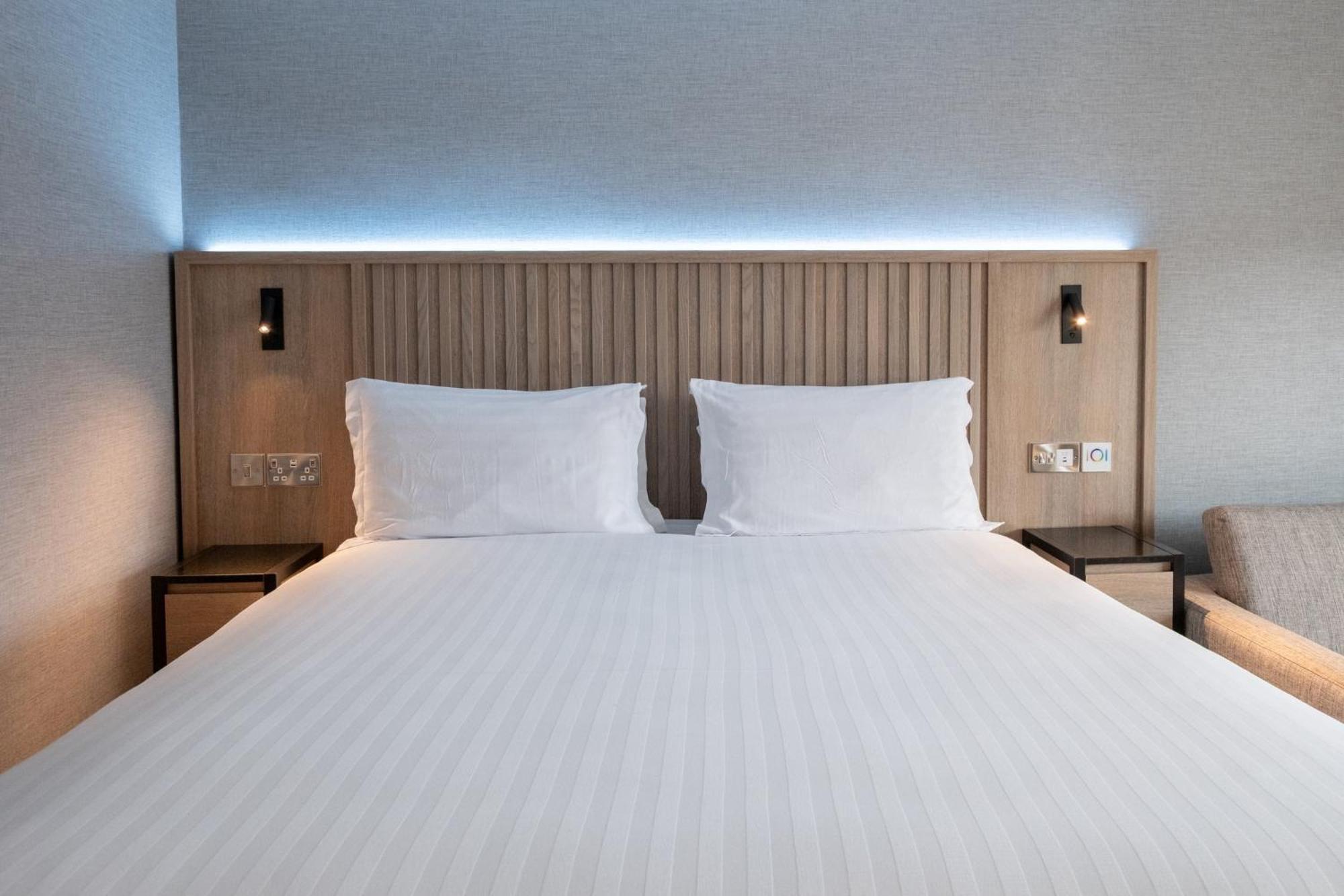 Deluxe Suite, 1 Super King Bed, Balcony, Quay View