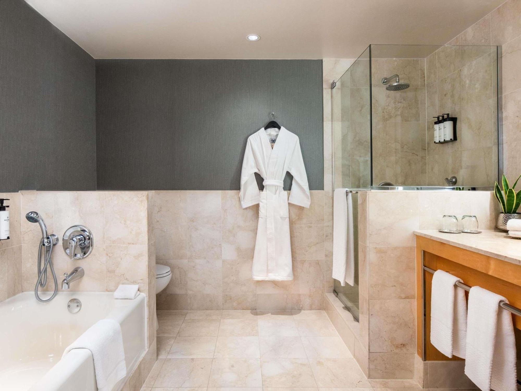 Suite esquinera con cama extragrande, sofá cama y sala de estar