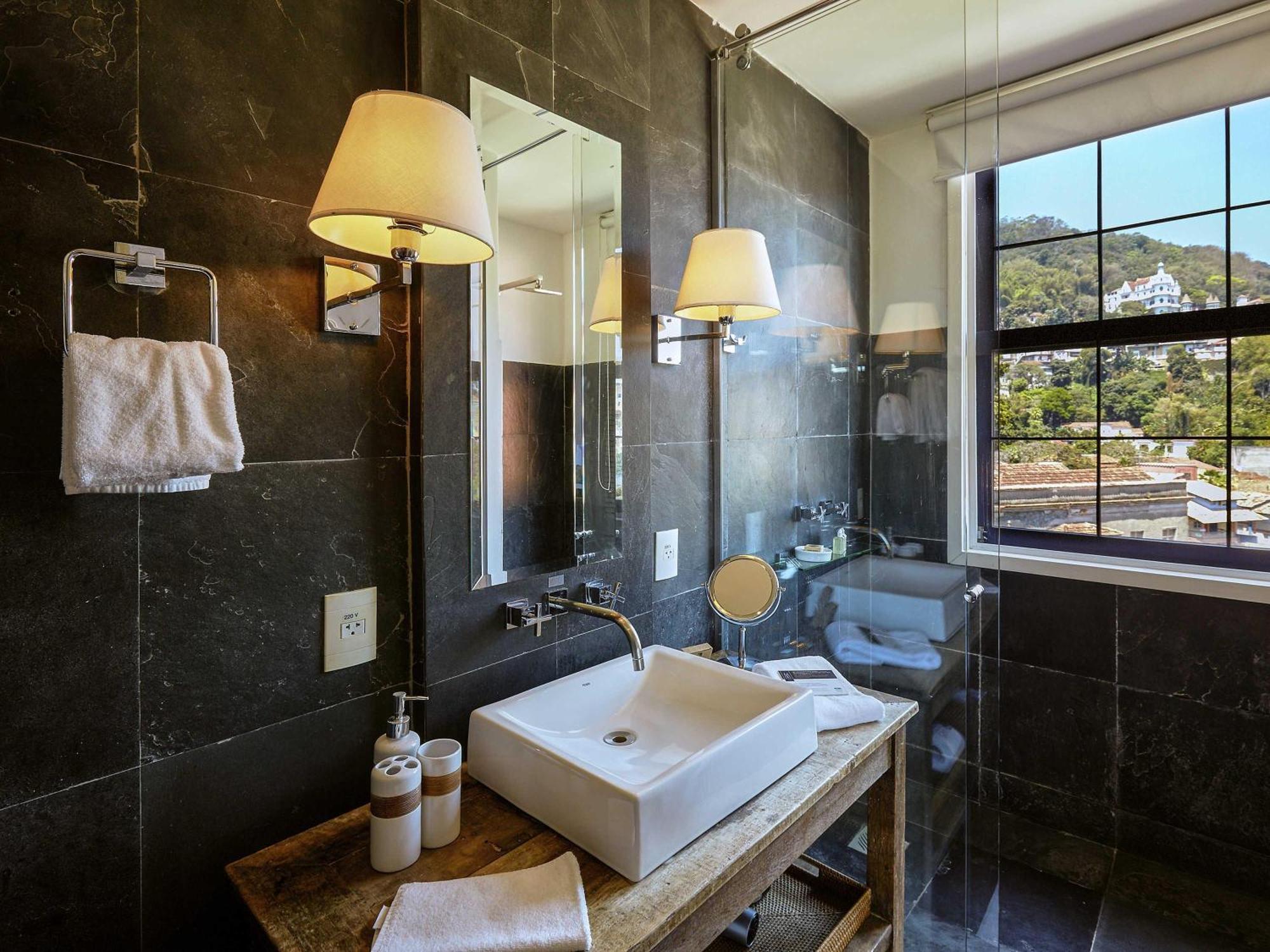 Deluxe Zimmer mit Kingsize-Bett, Badewanne und Gartenblick