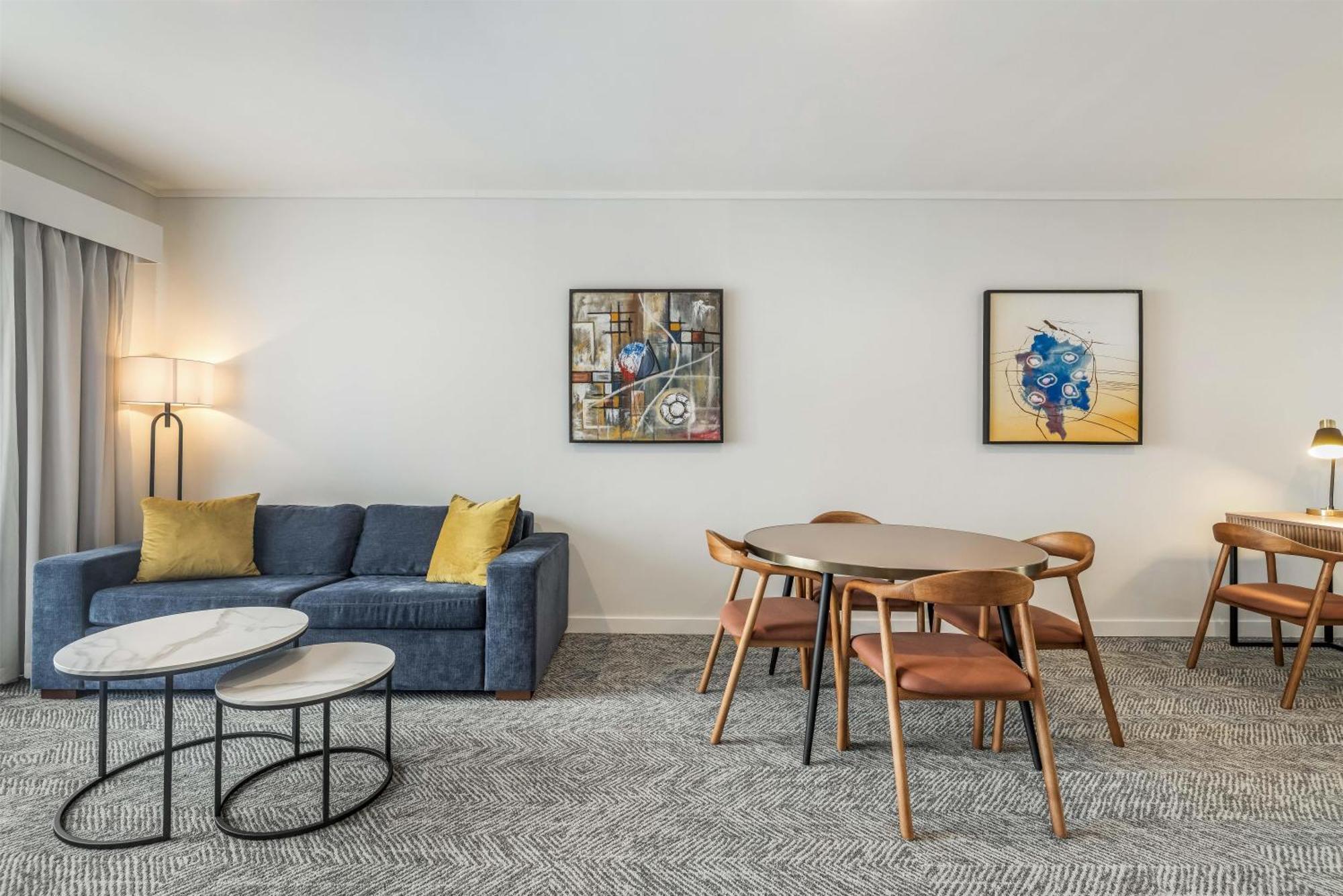 Premier One Bedroom Corner Apartment - Weekly Housekeeping