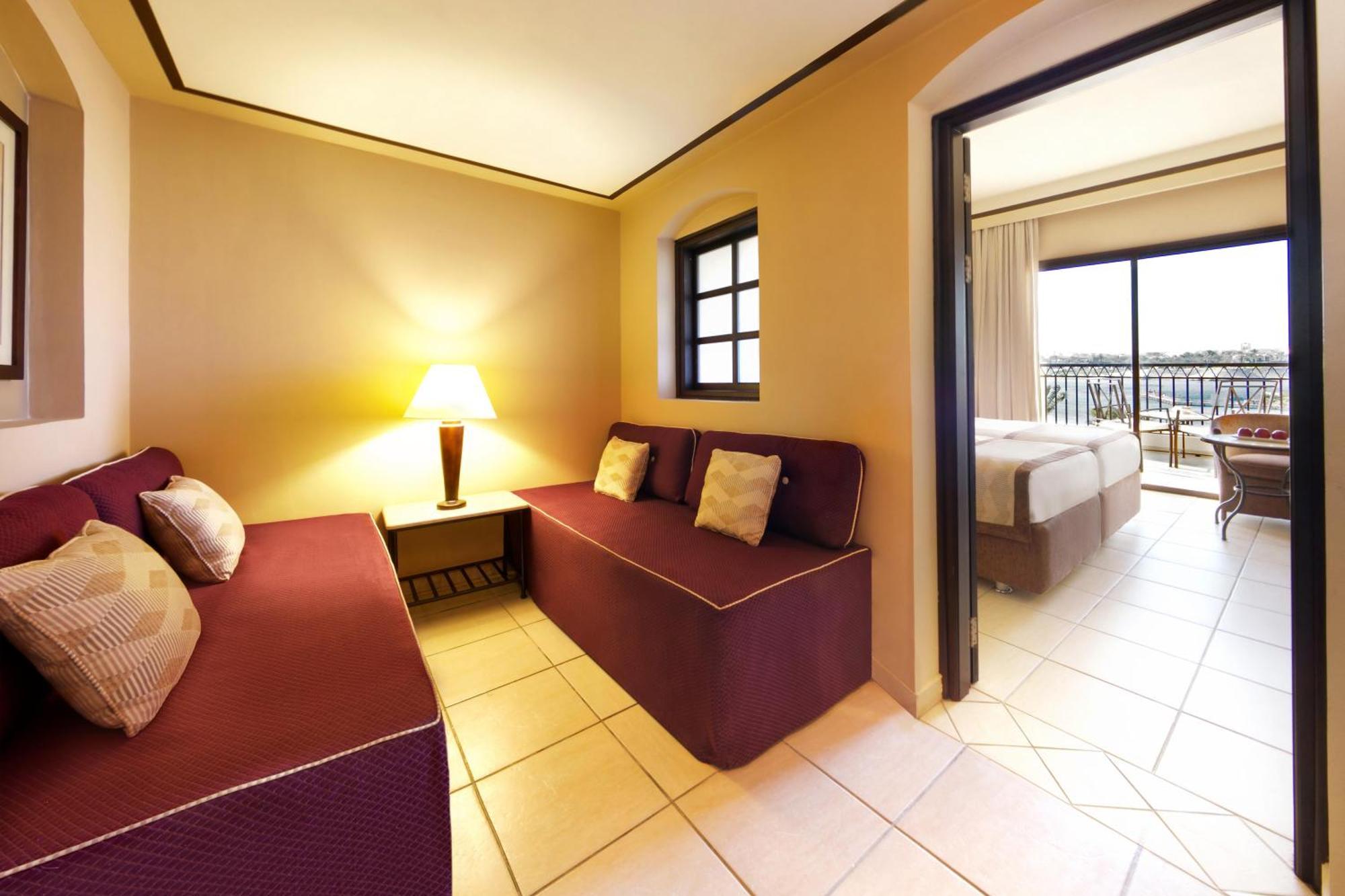 Deluxe Familienzimmer mit Queensize-Bett oder 2 Einzelbetten und Poolblick – Jaz Lamaya