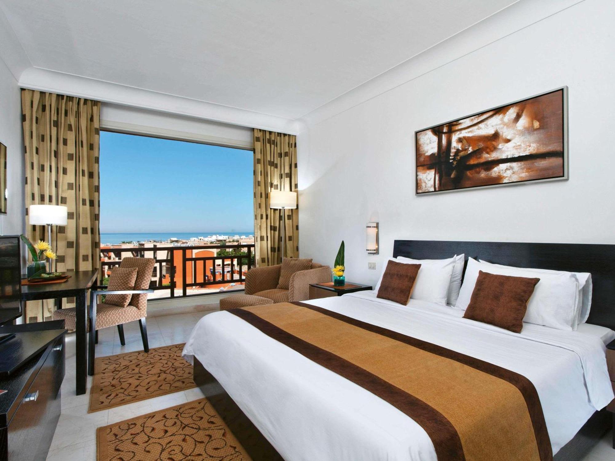 Deluxe King Room with Partial Sea View
