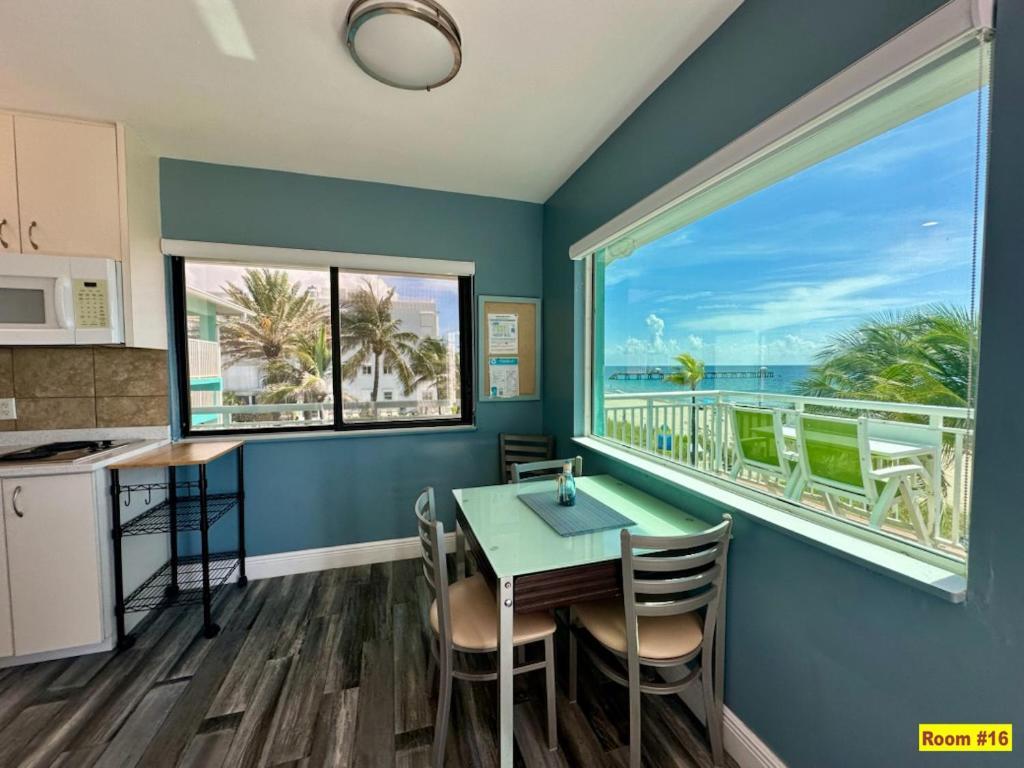 Studio Ocean Front with Patio - Stair access
