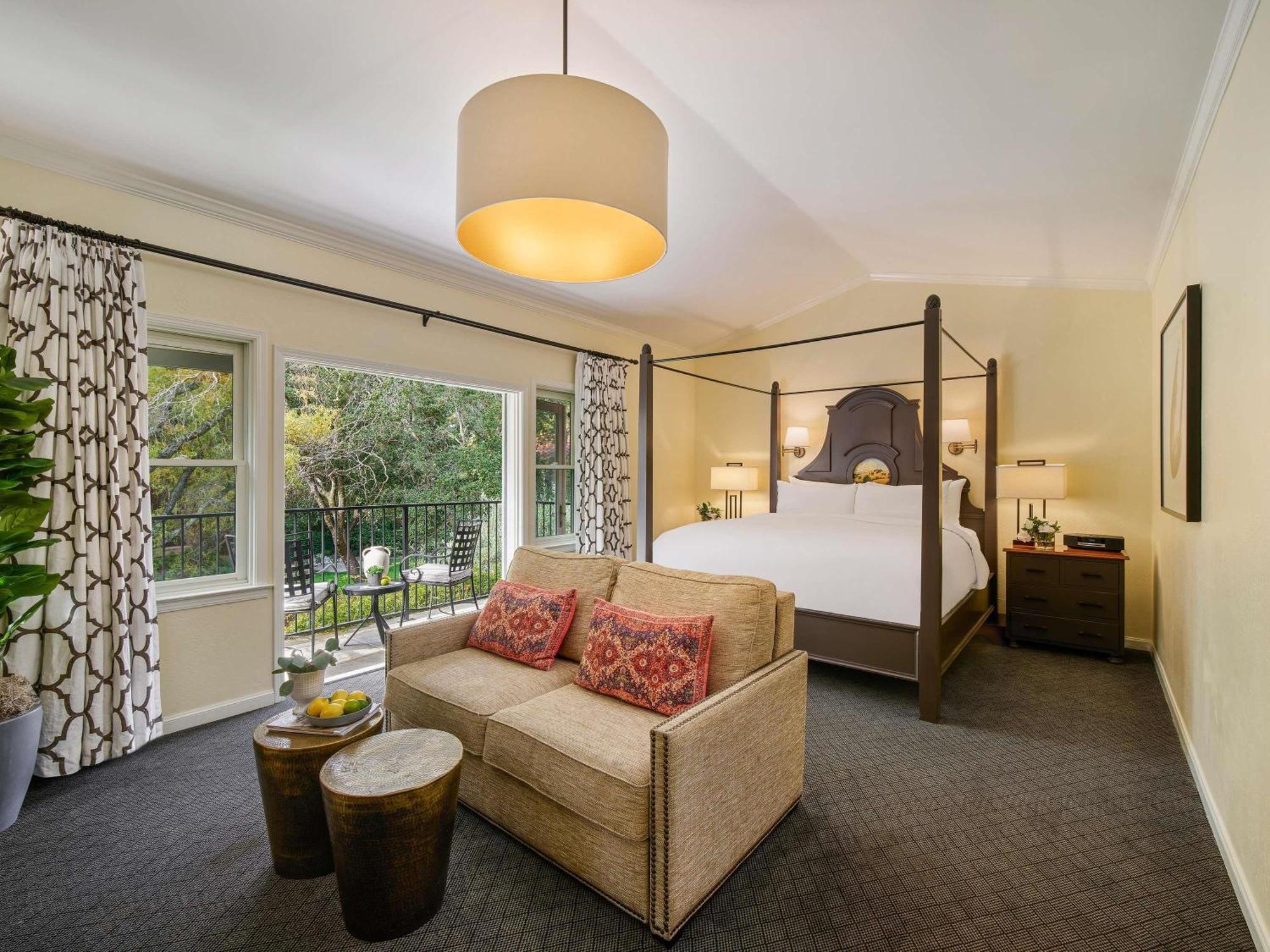 Suite Lit King-Size avec Canapé-Lit, Cheminée et Jacuzzi - Côté Vignoble - Vue sur Jardin