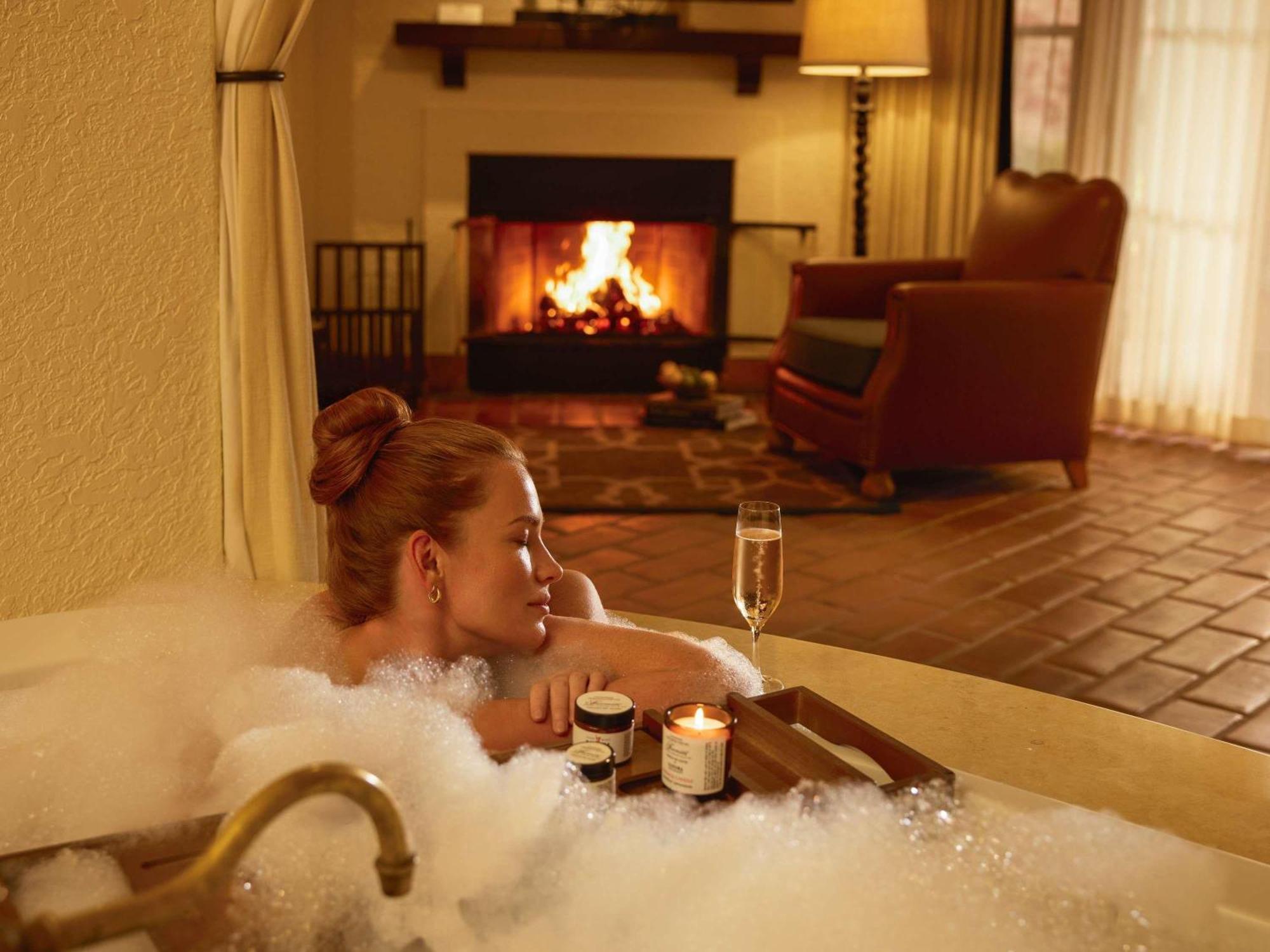 Suite Spa Lit King-Size Mission avec Canapé-Lit, Cheminée, Jacuzzi et Terrasse ou Balcon - Vue sur Jardin