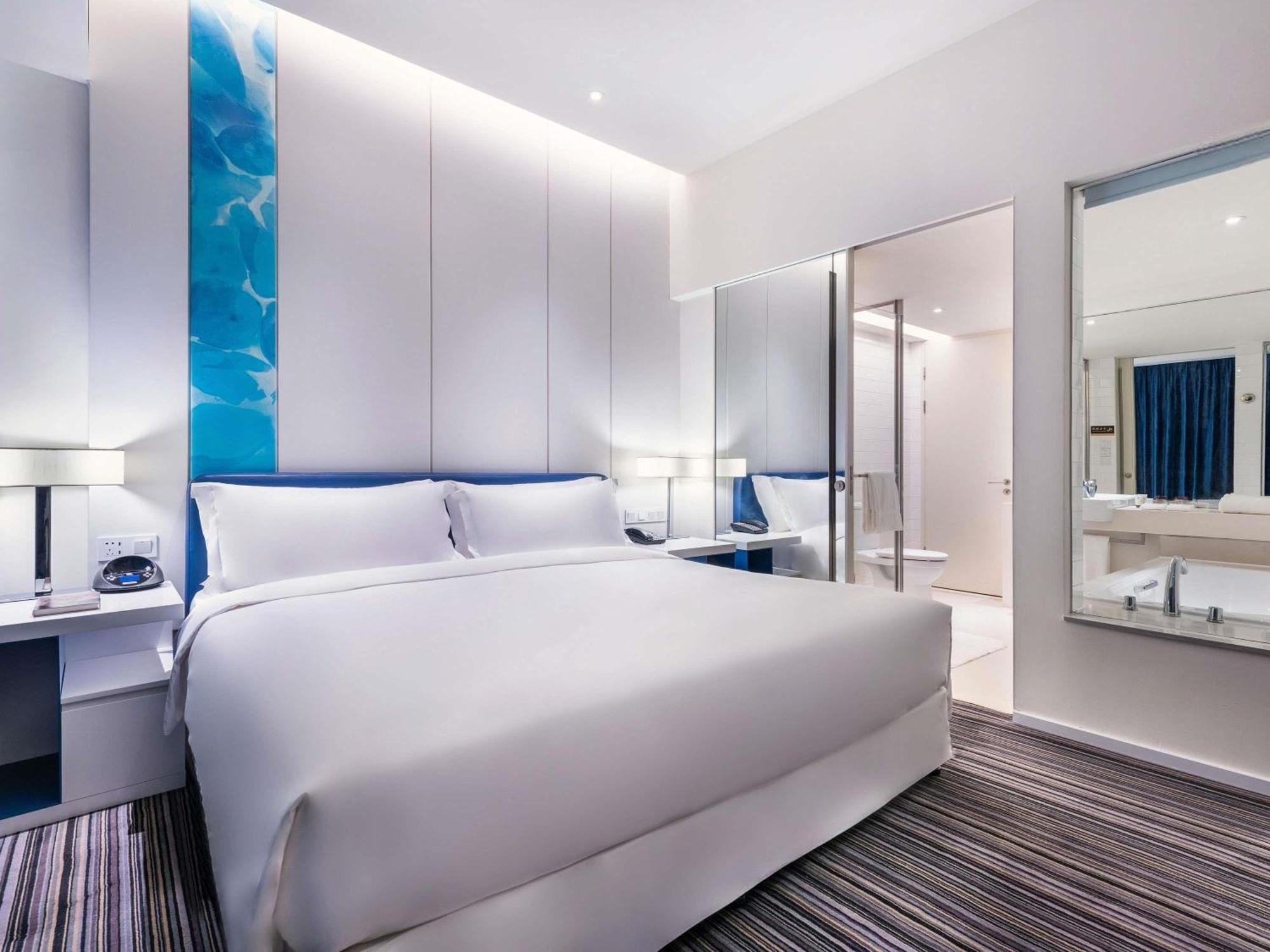Deluxe King Suite Lounge Access