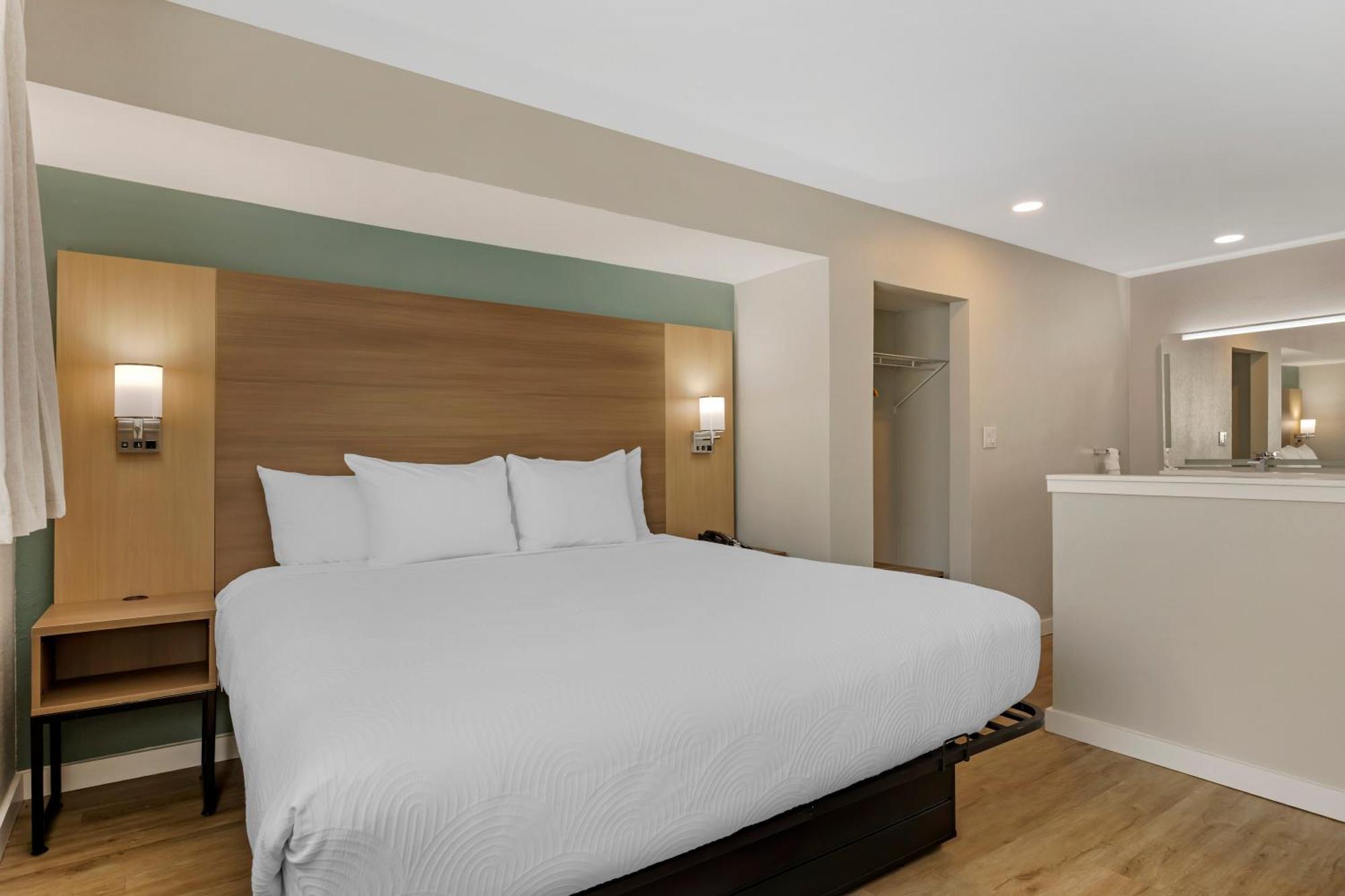 Deluxe Suite 2 King Beds Sofa Bed Top Floor or Non Smoking