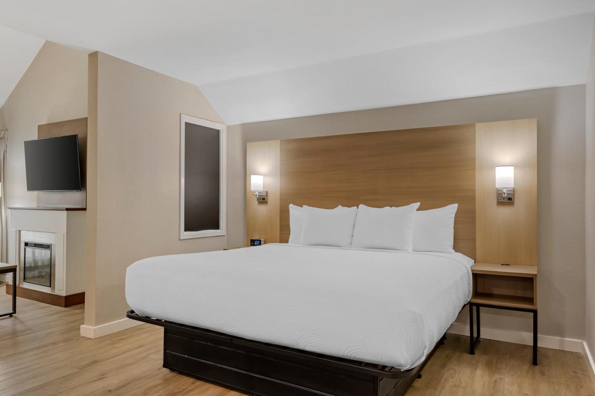 Deluxe Suite 2 King Beds Sofa Bed Top Floor or Non Smoking