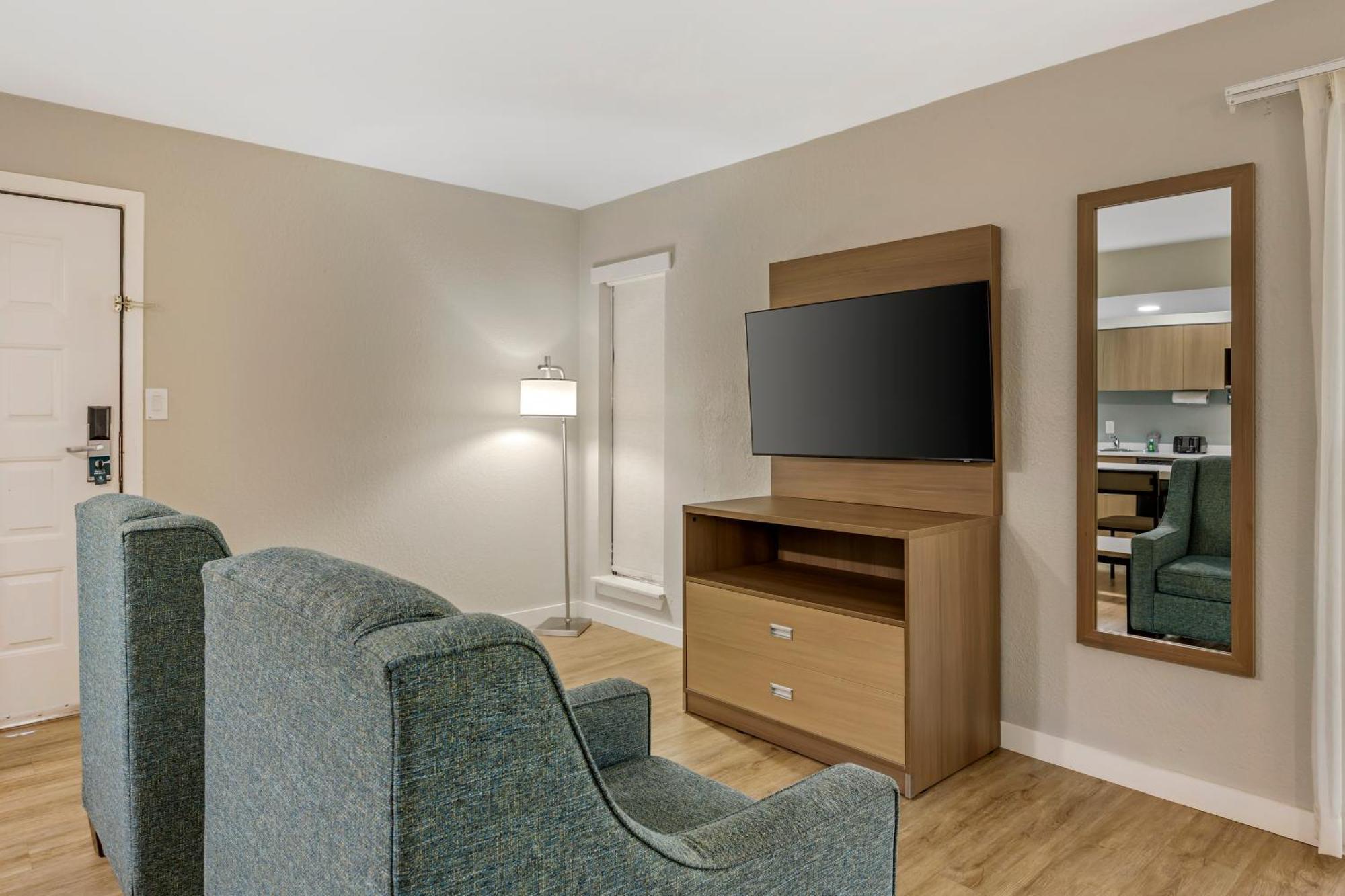 King Suite or Non Smoking