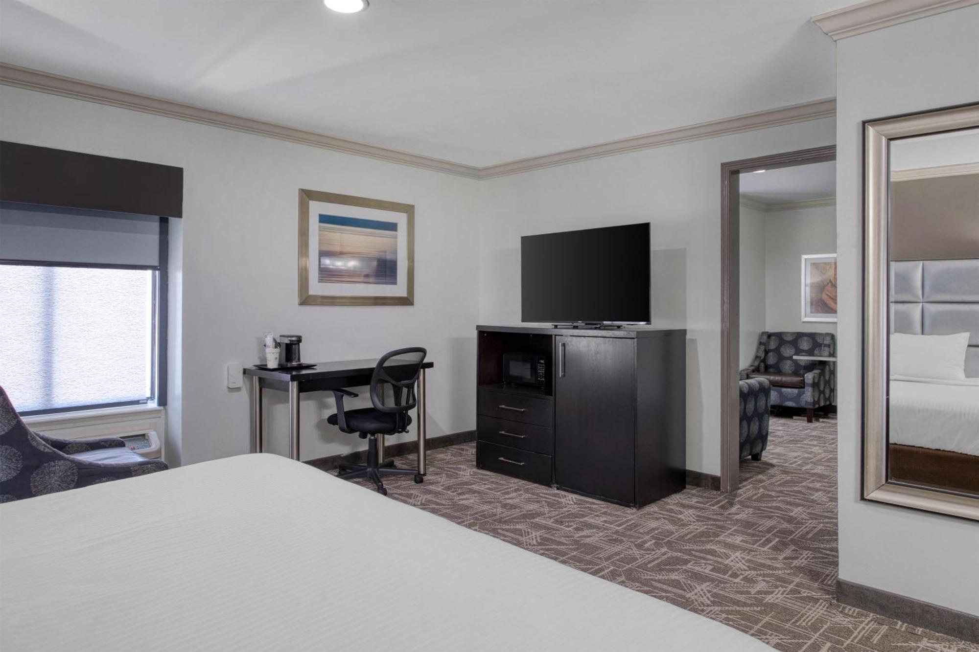 King Suite with Roll-in Shower - Mobility Access