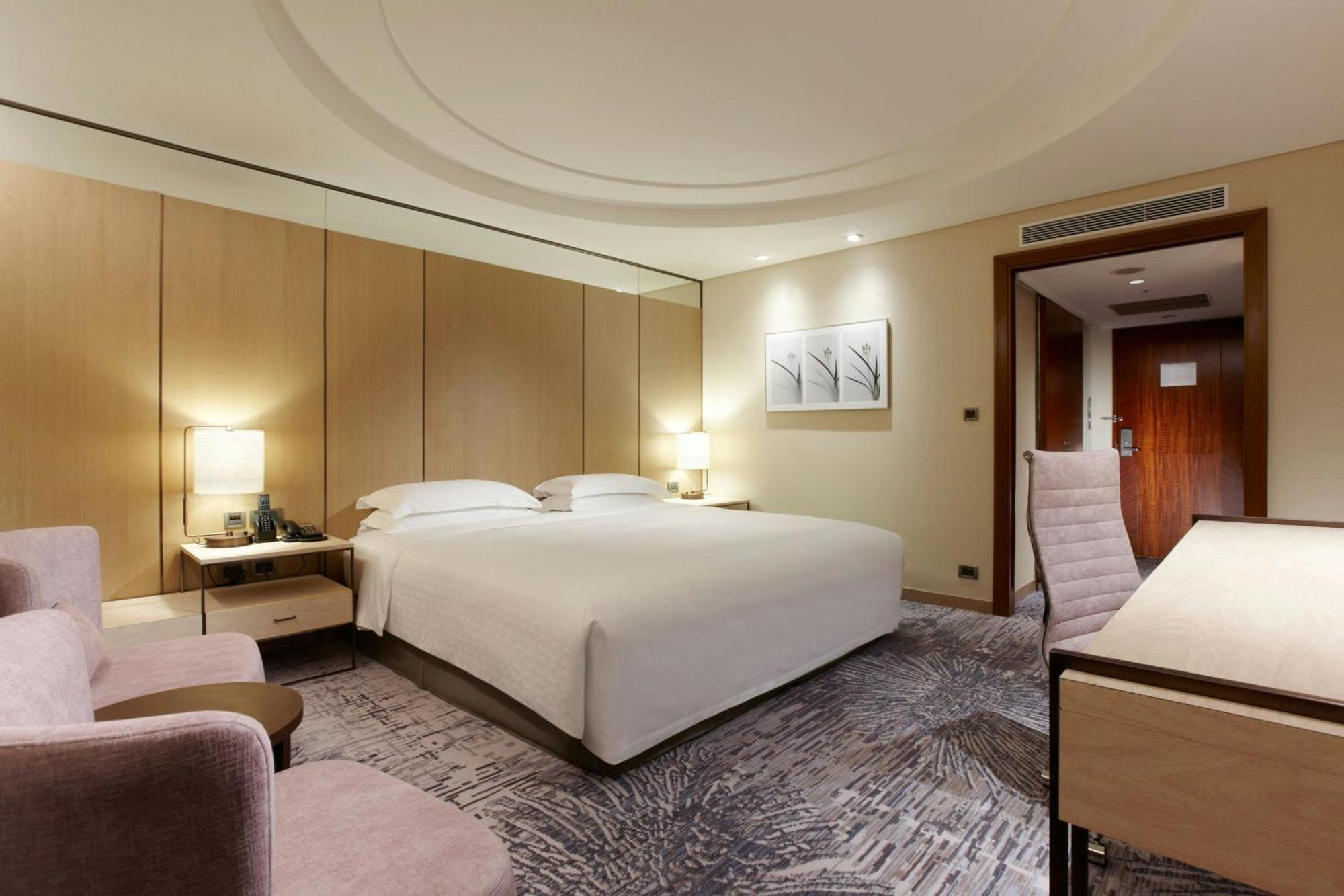 Executive Deluxe King Room Concierge Level