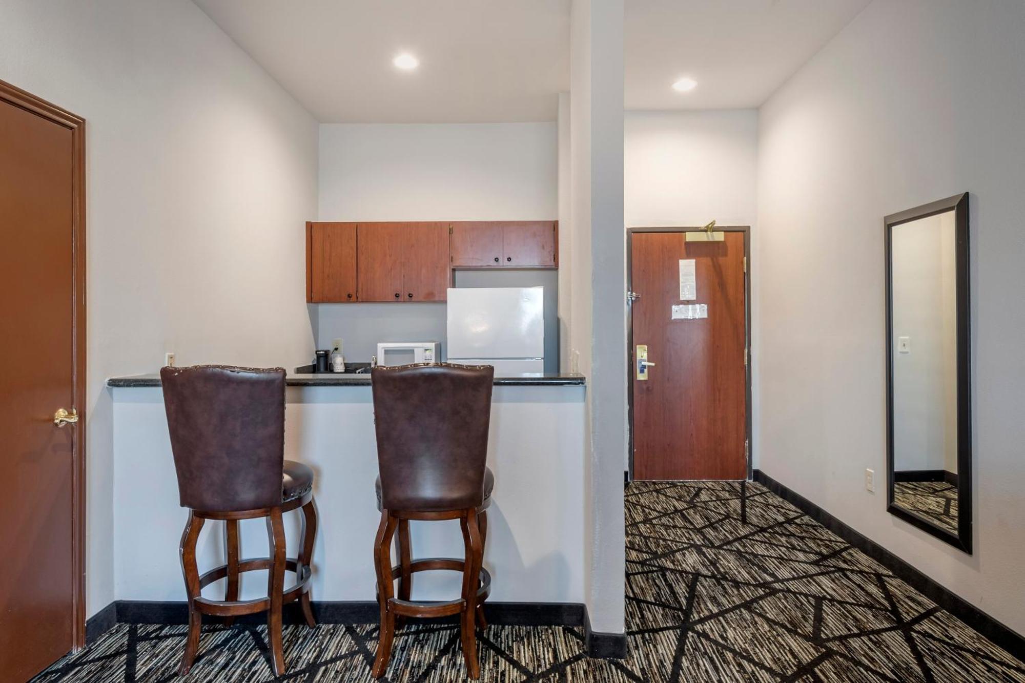King Suite with Bath Tub - Disability Access/Non-Smoking