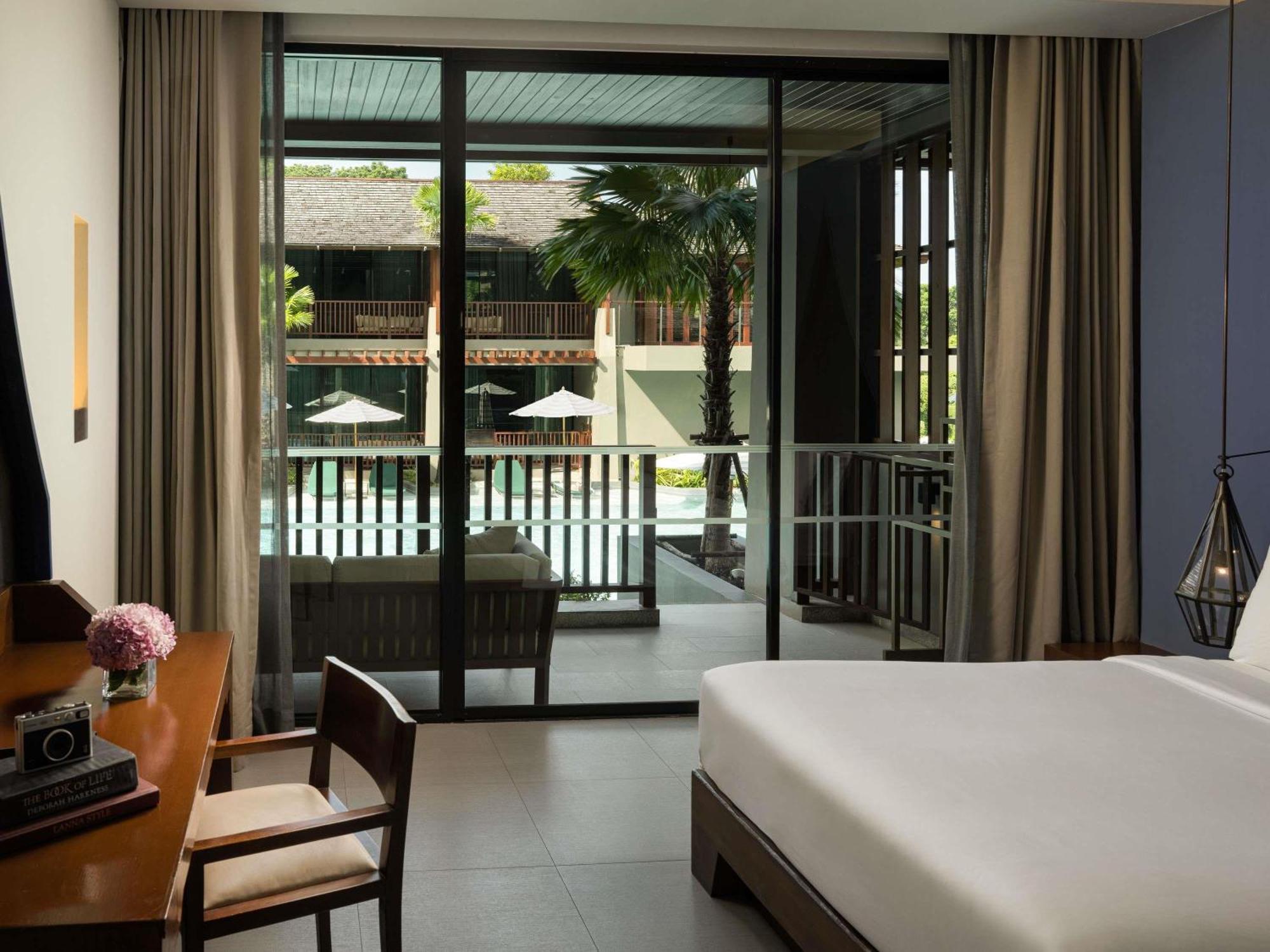 Deluxe King Room with Pool Access