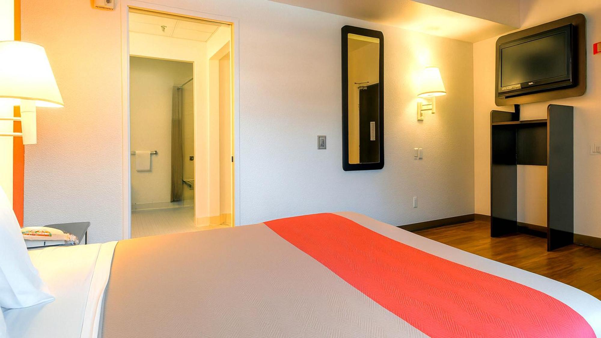 Habitación con cama grande