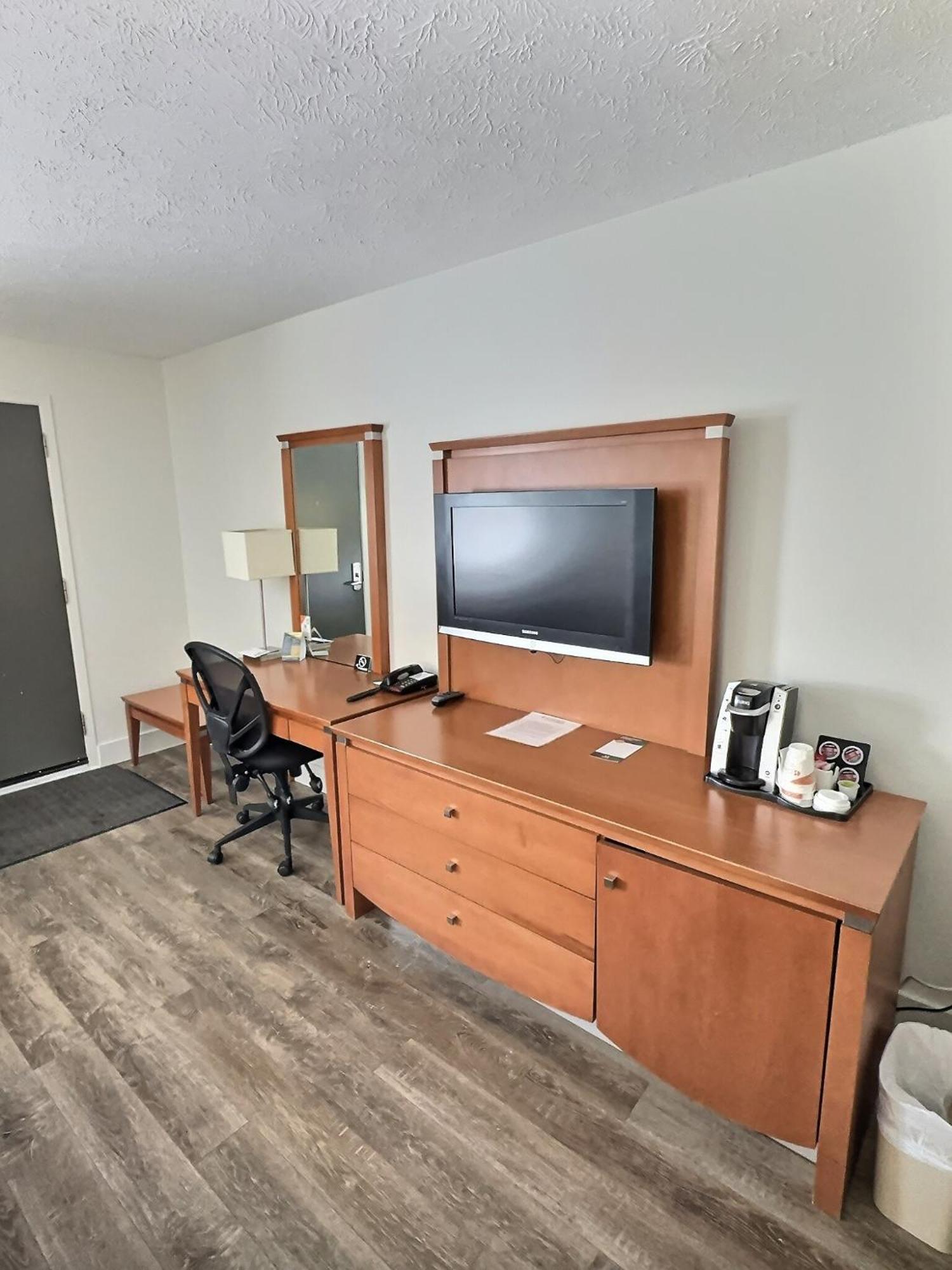Queen Room - Non-Smoking/ Pet-Friendly