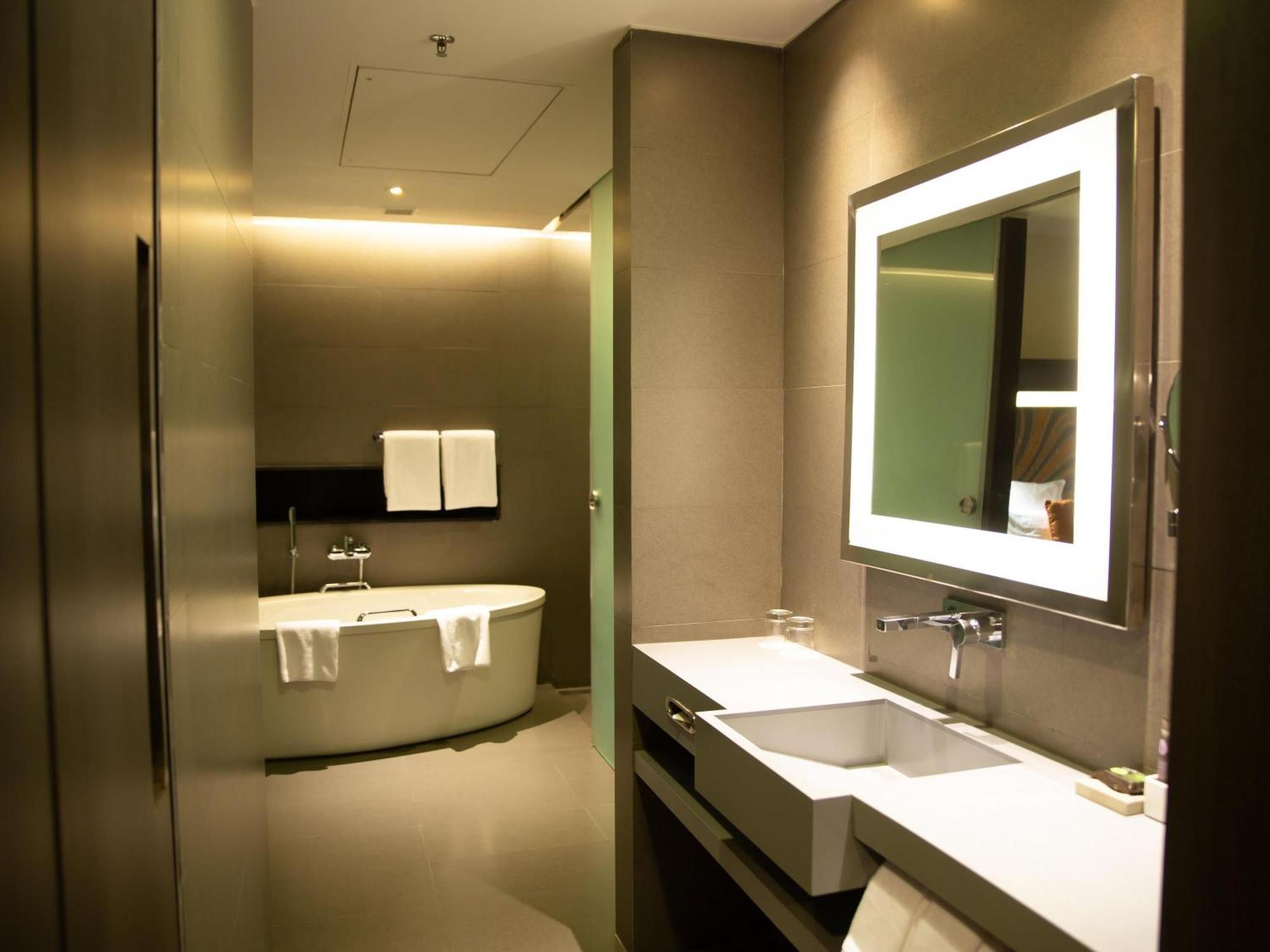 Suite Premier Lounge Access Airport transfers laundry