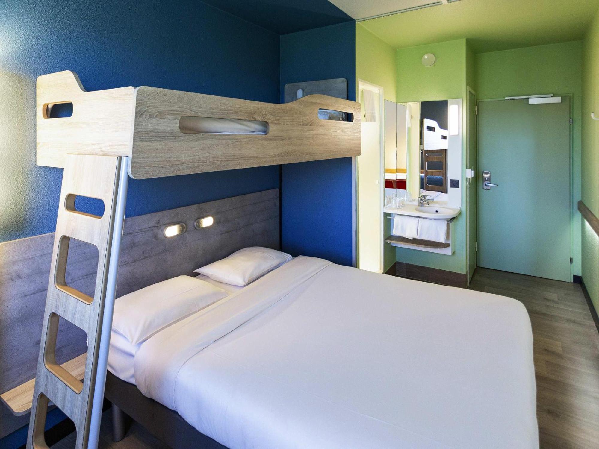 Chambre Triple avec 1 Lit Double et 1 Lit Superposé