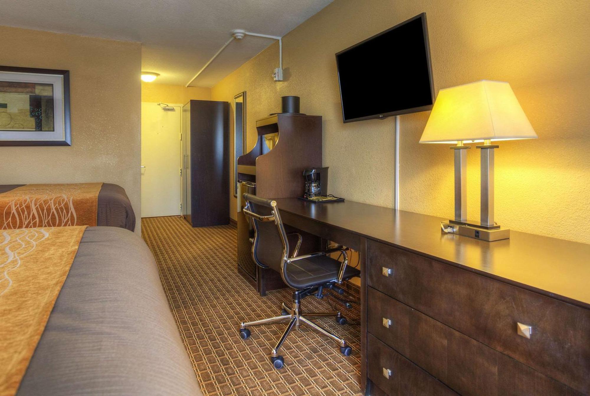 King Room - Non Smoking/Interior Hall