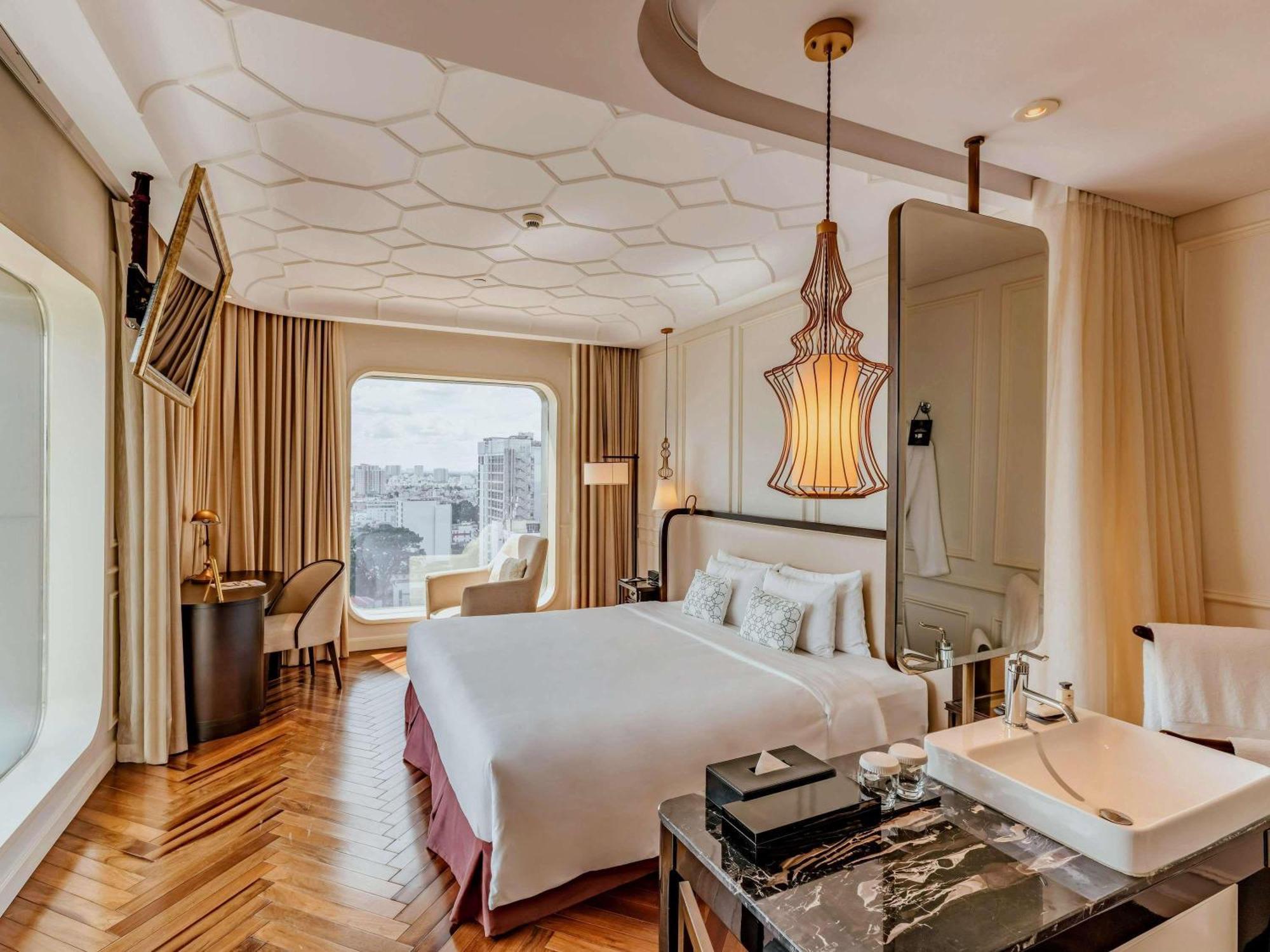 Deluxe Corner Room, 1 King Size Bed, City View