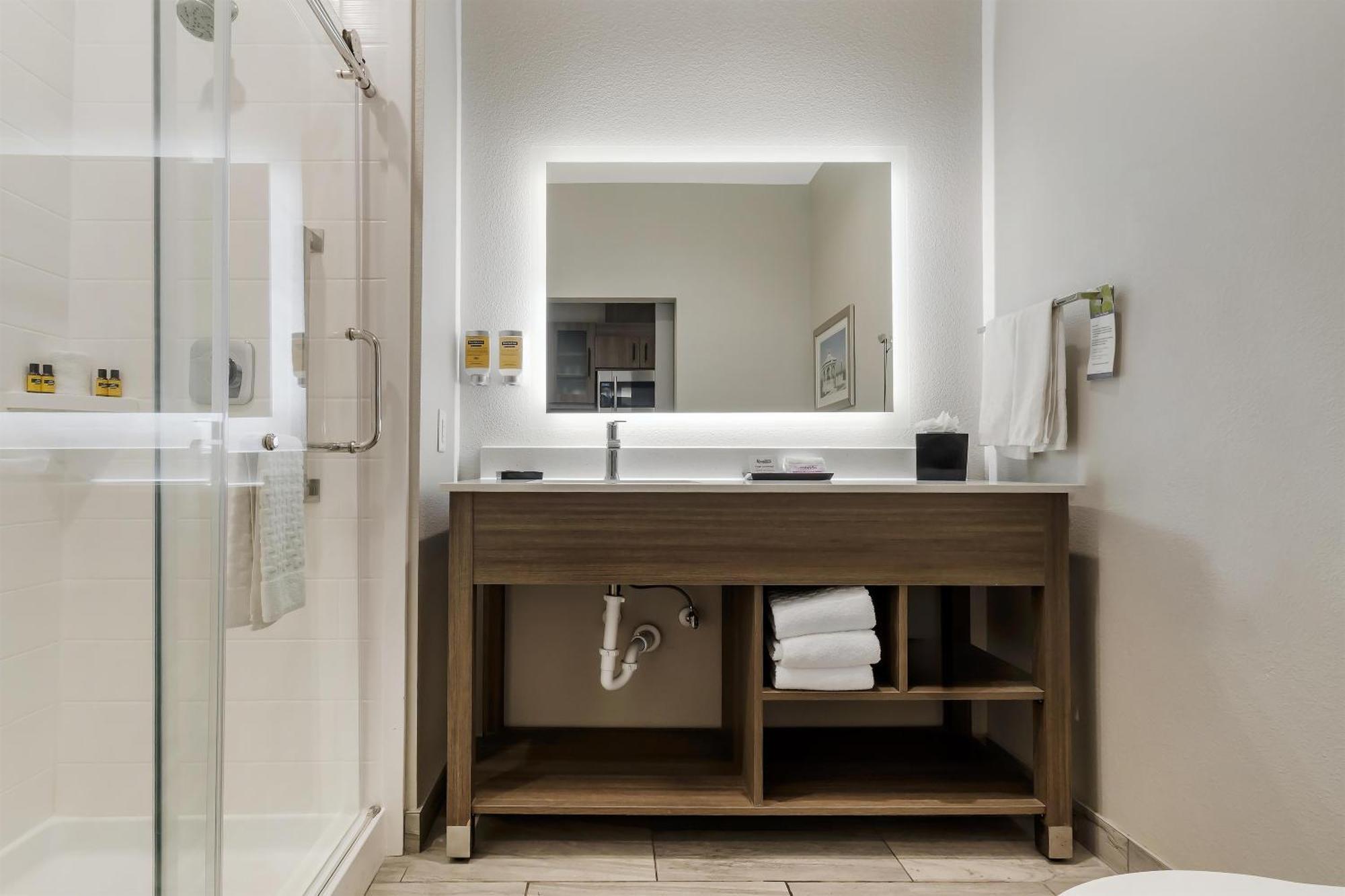 King Room with Kitchenette and Bay View - Non-Smoking