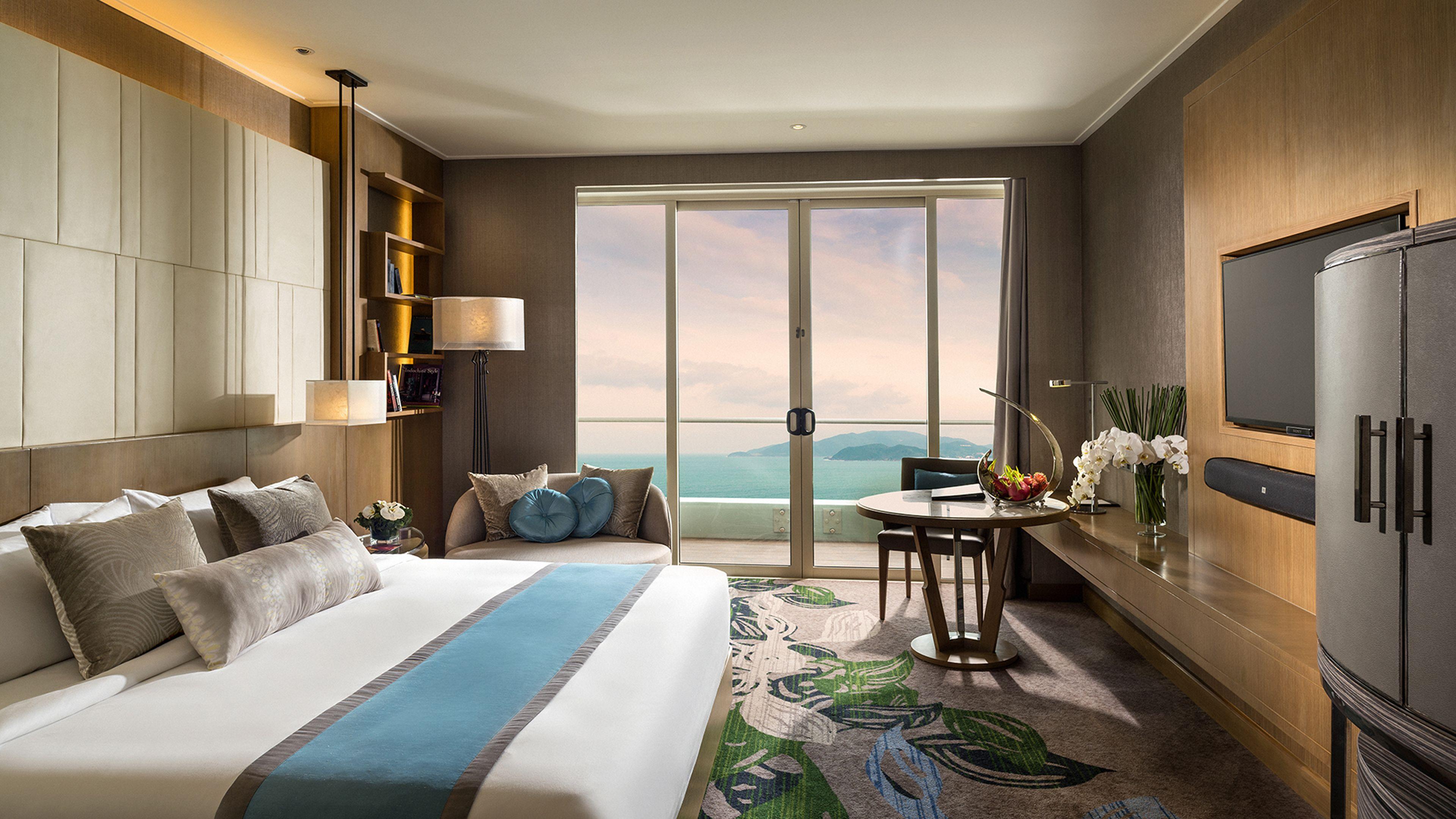 Classic King Room with Ocean View and Club Lounge Access