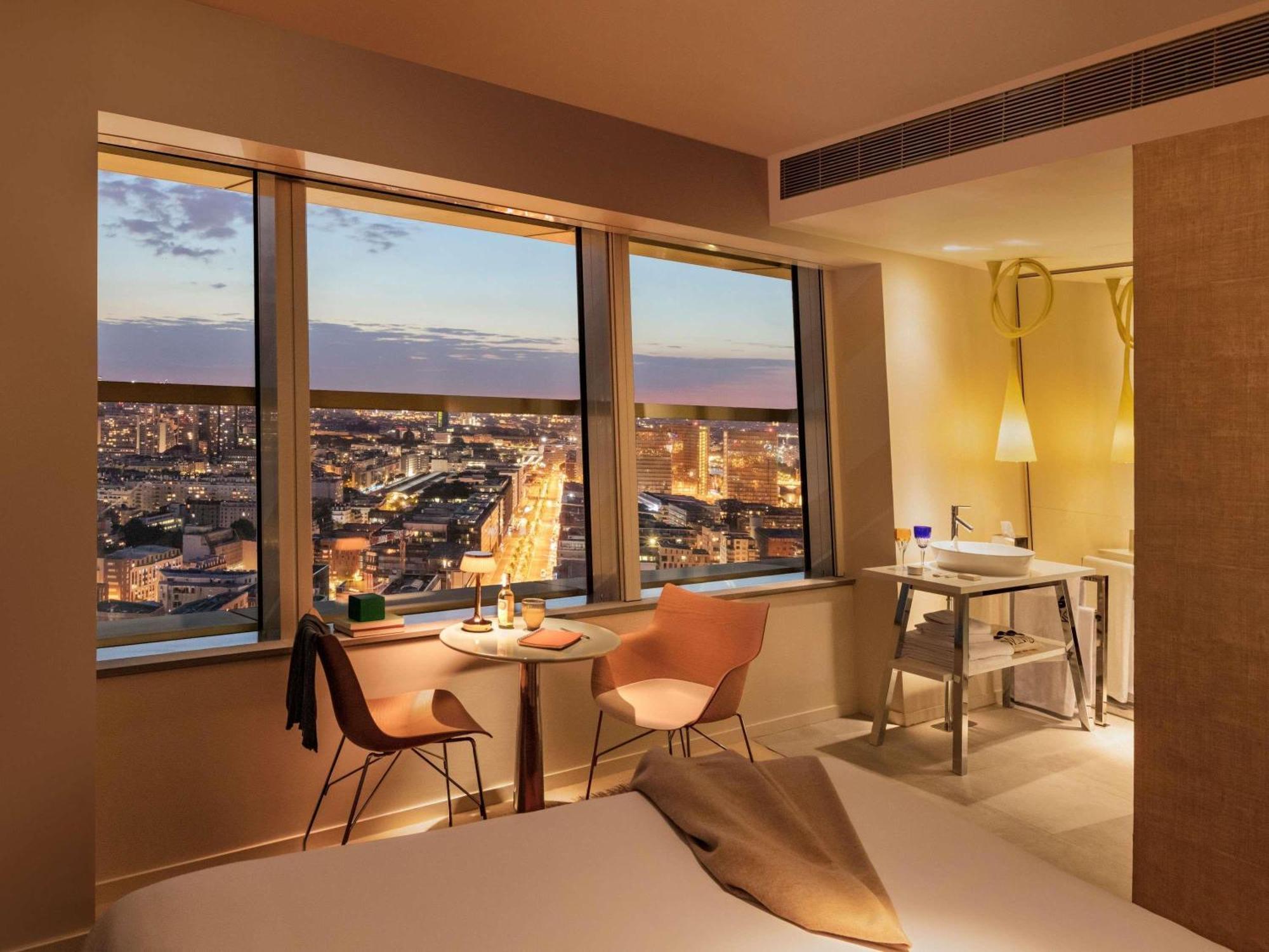 Junior Suite mit Kingsize-Bett und Panoramablick auf die Stadt und den Eiffelturm