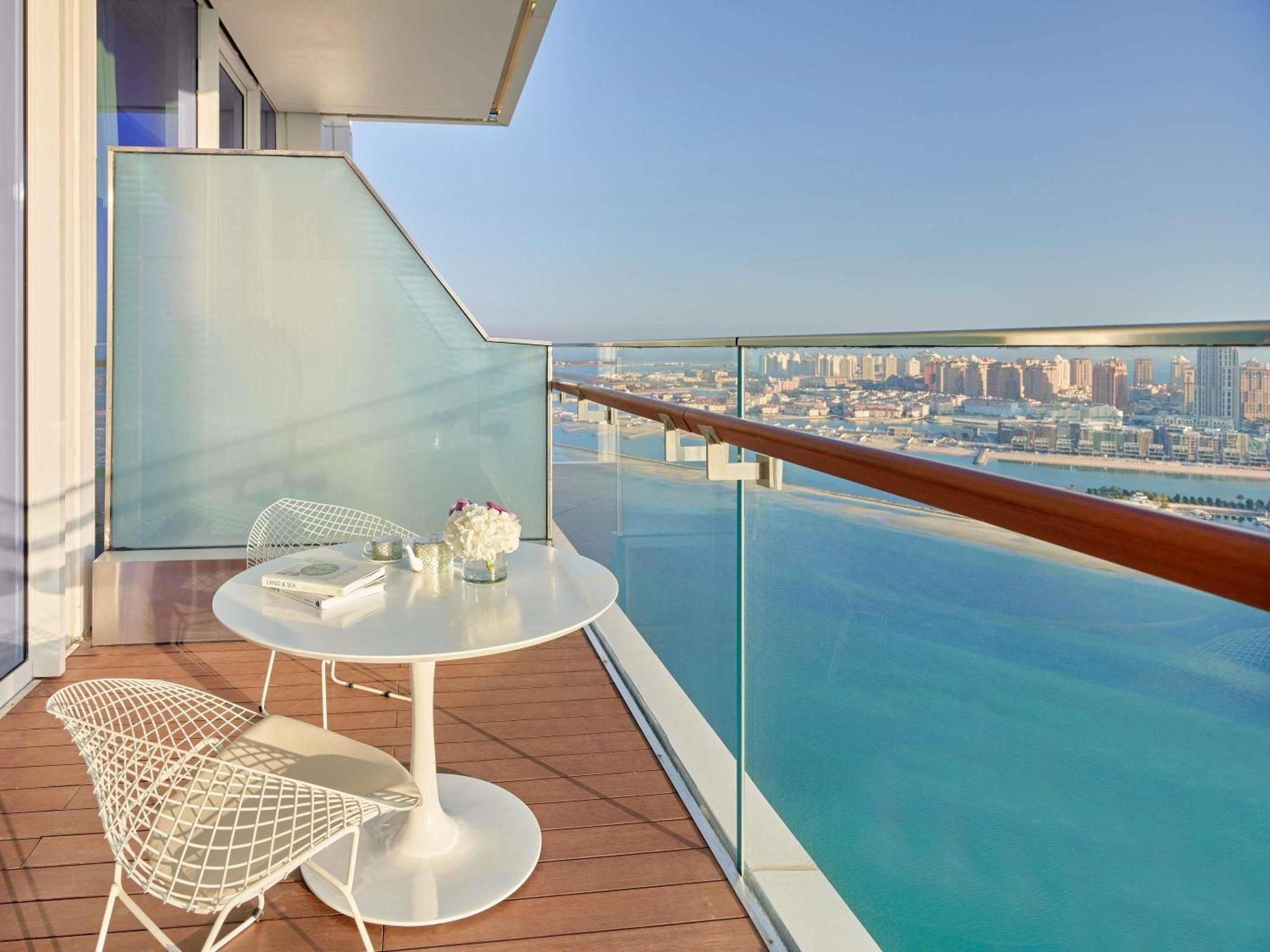 Habitación Premier con cama extragrande, balcón y vistas al mar