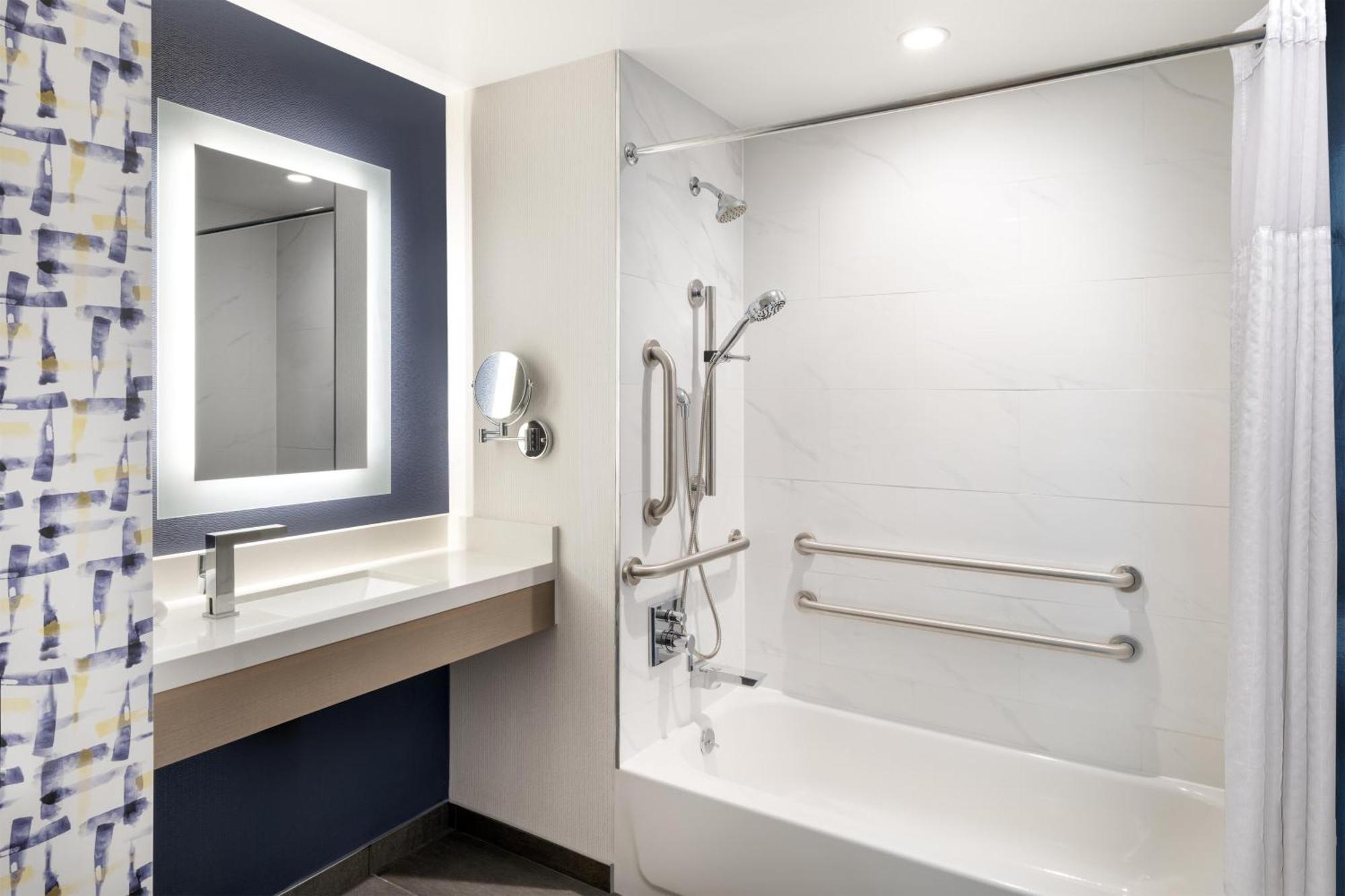 Habitación con cama grande y bañera - Adaptada para personas con movilidad reducida