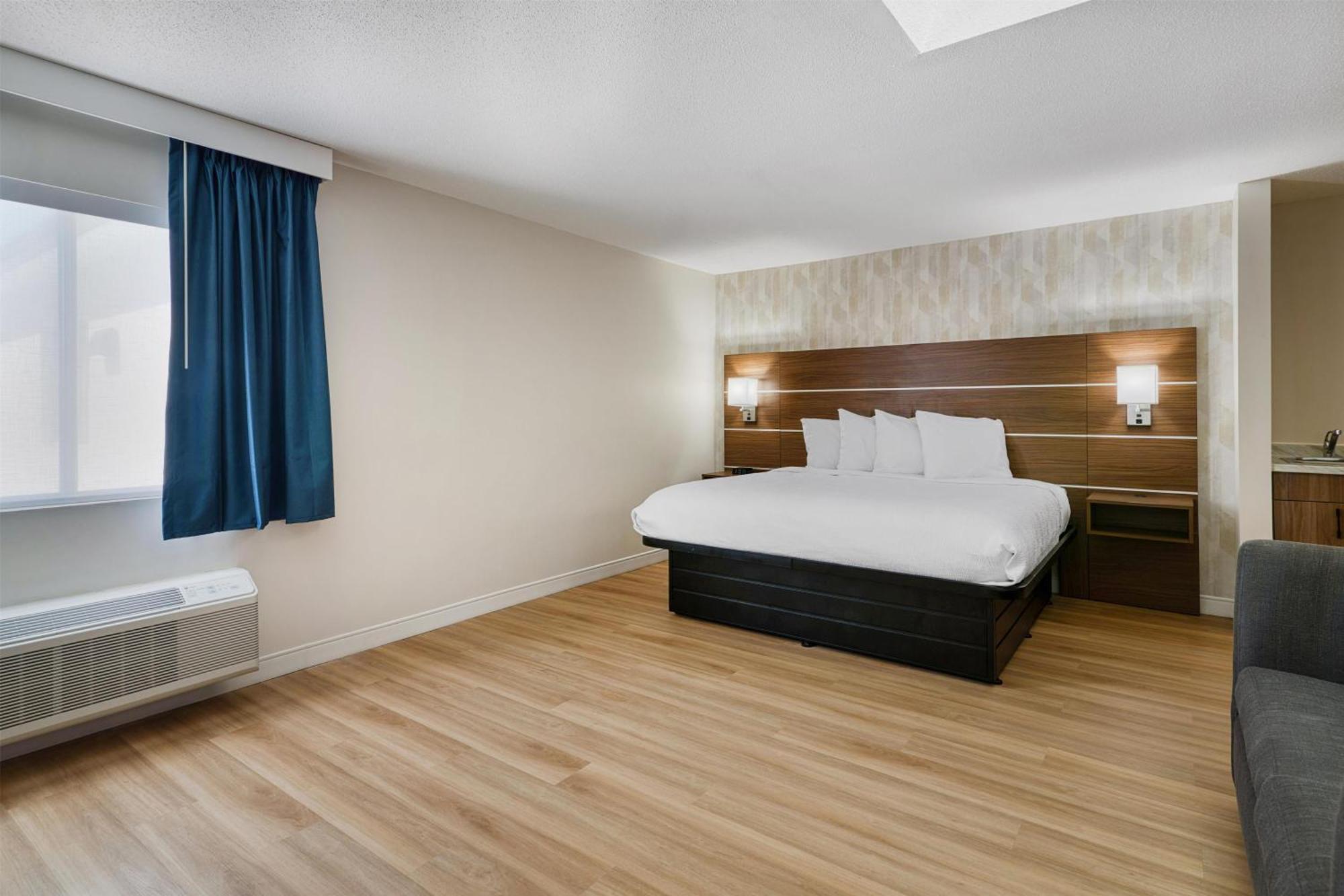 Large King Room with Full Kitchen, Living Area and Sofa Bed - Non-Smoking