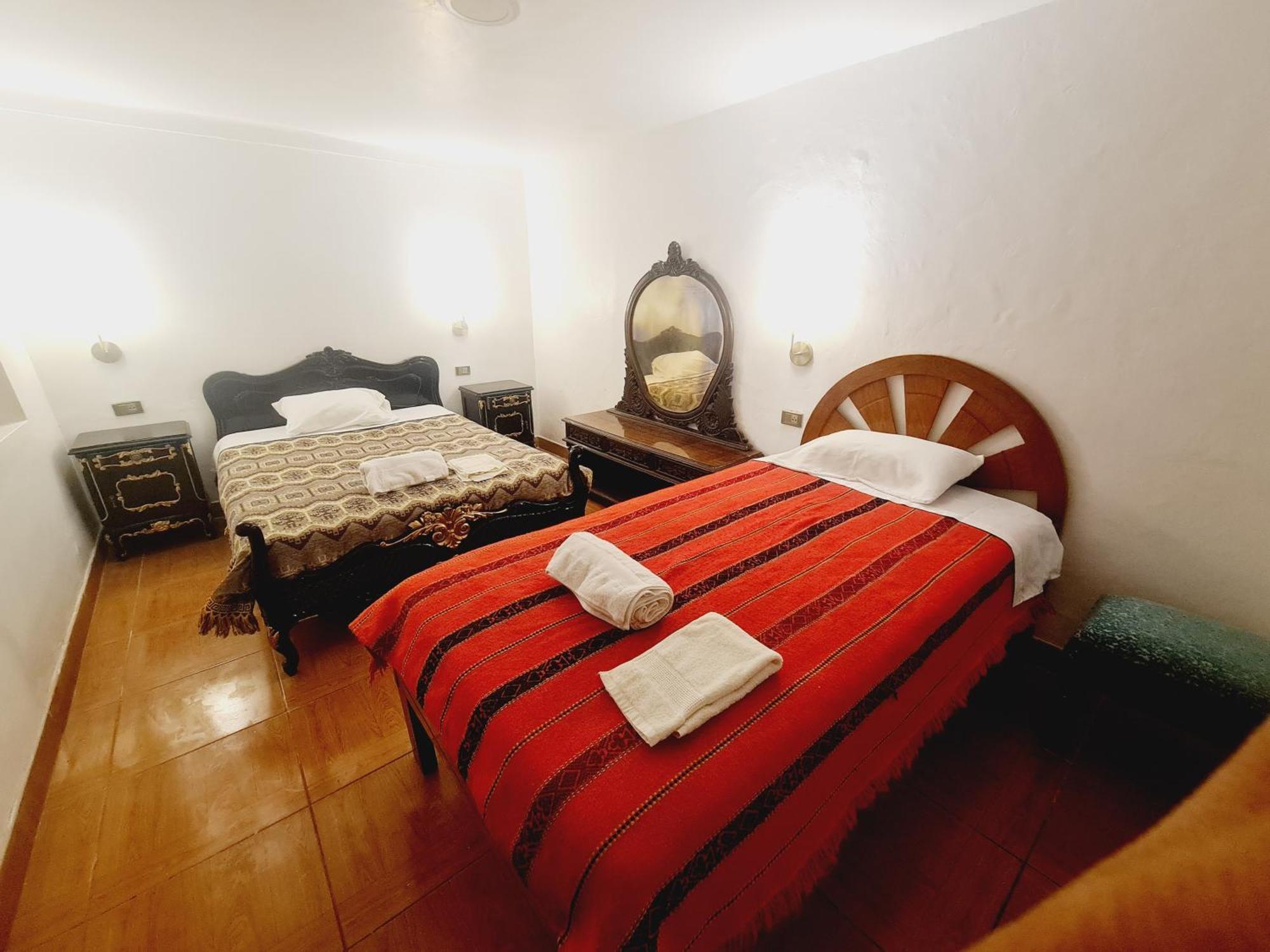 Quarto com 2 Camas de Solteiro e Banheiro Privativo