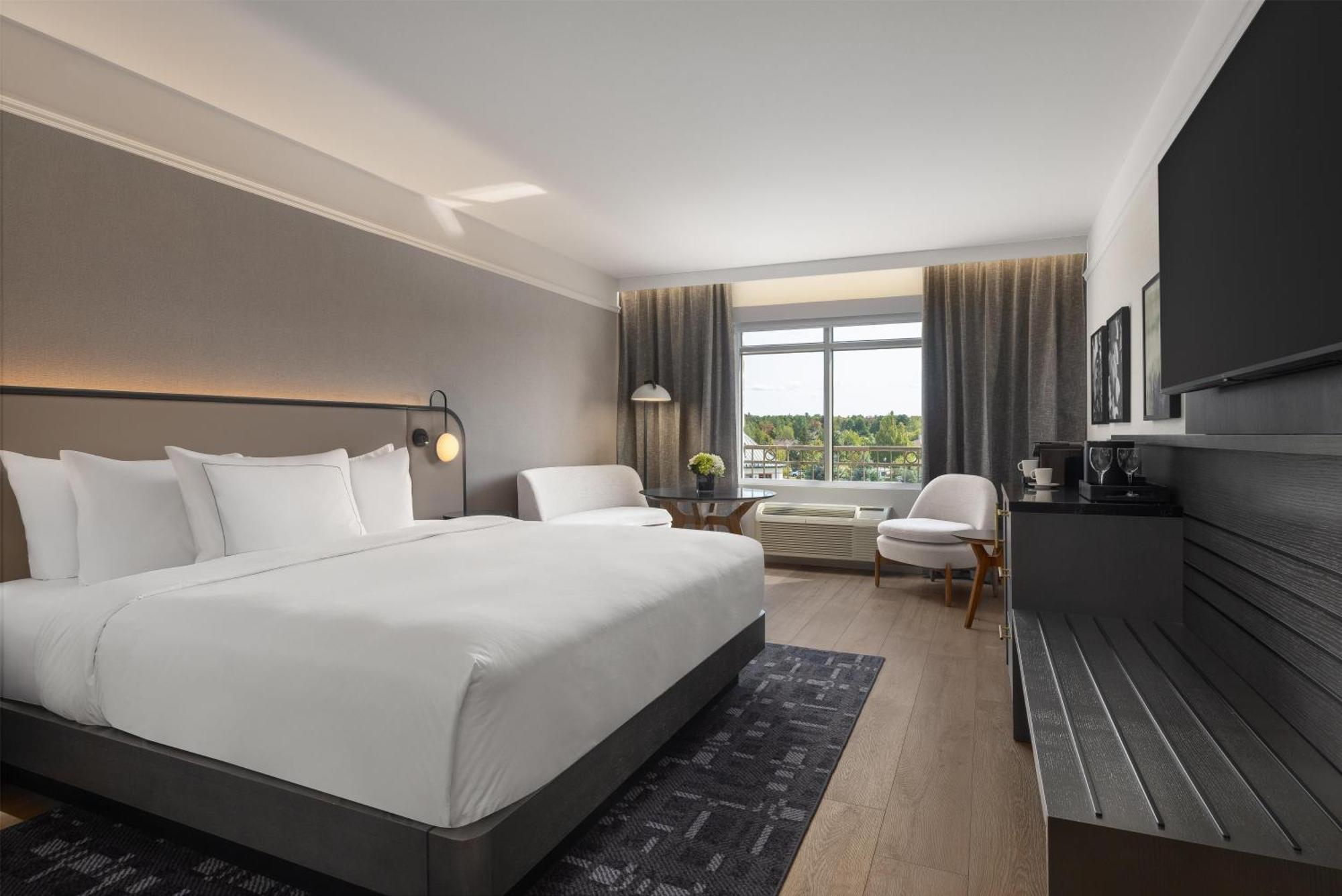 King Room with Bath Tub - Mobility Access