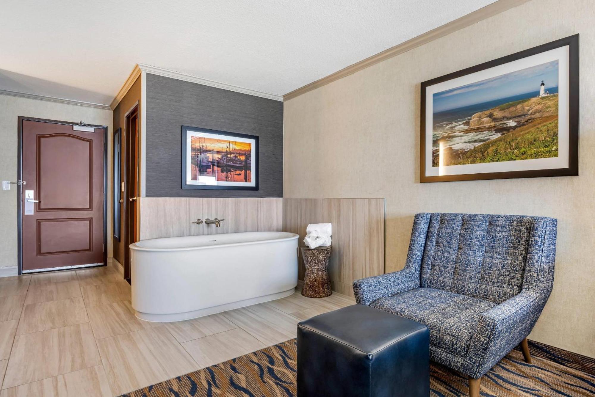 King Suite with Sofa Bed and Hot Tub