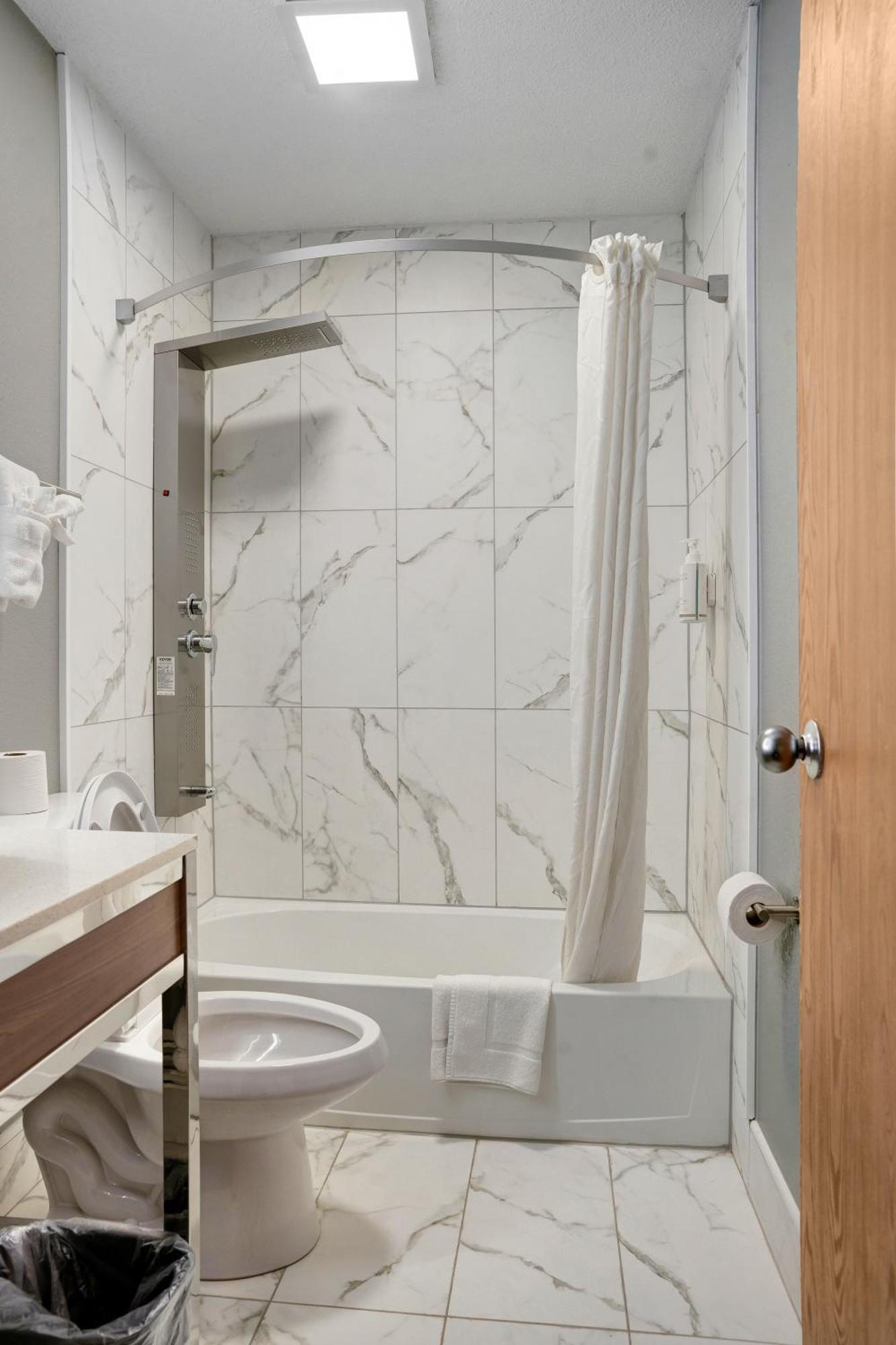Queen Room - Mobility Access/Non-Smoking